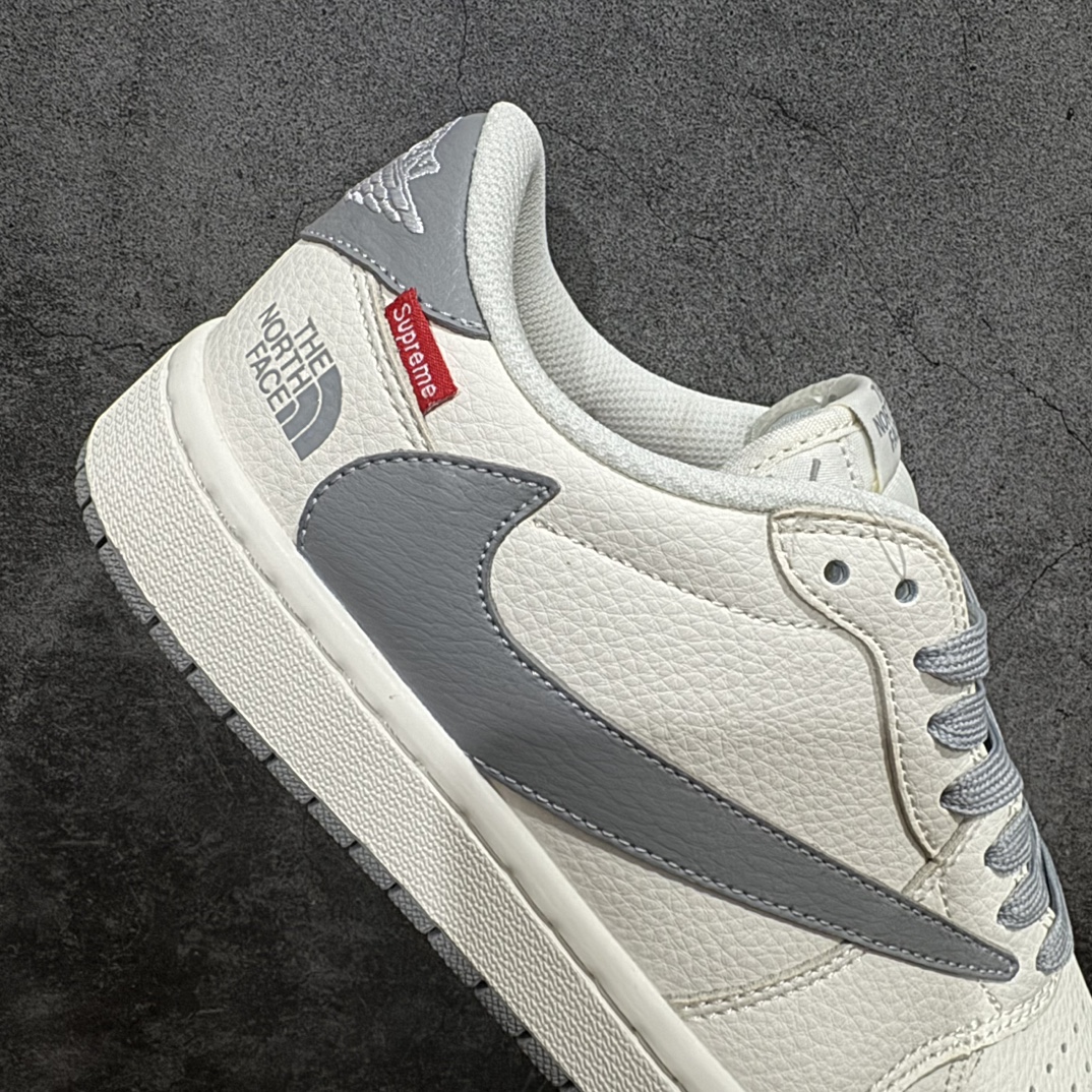 图片[7]-【定制版】Fragment x Travis Scott x 北面nAir Jordan 1 Low 三方联名倒钩性价比原盒出货 全新的三方联名低帮倒钩鞋面延续了黑脚趾设计，整双鞋以全荔枝皮打造，腰身搭配白色「倒勾」，再点缀上Travis Scott 标志性的Logo，后跟处以藤原浩最拿手的蓝色为主色调，完善极具Fragment Design的白蓝黑设计风格，左右脚分别以Travis Scott鬼脸和乔丹飞翼加以修饰，彰显出三方联名的奢华格调。 官方货号：DIY1688 001 Size：36 36.5 37.5 38 38.5 39 40 40.5 41 42 42.5 43 44 44.5 45   编码：HXS320340-鞋库