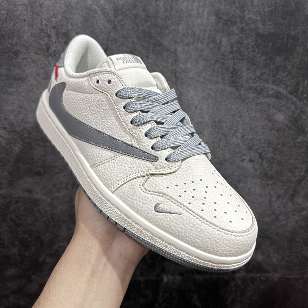 图片[3]-【定制版】Fragment x Travis Scott x 北面nAir Jordan 1 Low 三方联名倒钩性价比原盒出货 全新的三方联名低帮倒钩鞋面延续了黑脚趾设计，整双鞋以全荔枝皮打造，腰身搭配白色「倒勾」，再点缀上Travis Scott 标志性的Logo，后跟处以藤原浩最拿手的蓝色为主色调，完善极具Fragment Design的白蓝黑设计风格，左右脚分别以Travis Scott鬼脸和乔丹飞翼加以修饰，彰显出三方联名的奢华格调。 官方货号：DIY1688 001 Size：36 36.5 37.5 38 38.5 39 40 40.5 41 42 42.5 43 44 44.5 45   编码：HXS320340-鞋库