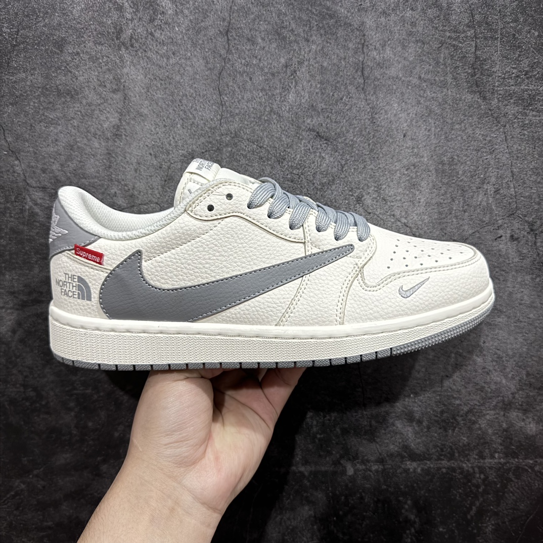 【定制版】Fragment x Travis Scott x 北面nAir Jordan 1 Low 三方联名倒钩性价比原盒出货 全新的三方联名低帮倒钩鞋面延续了黑脚趾设计，整双鞋以全荔枝皮打造，腰身搭配白色「倒勾」，再点缀上Travis Scott 标志性的Logo，后跟处以藤原浩最拿手的蓝色为主色调，完善极具Fragment Design的白蓝黑设计风格，左右脚分别以Travis Scott鬼脸和乔丹飞翼加以修饰，彰显出三方联名的奢华格调。 官方货号：DIY1688 001 Size：36 36.5 37.5 38 38.5 39 40 40.5 41 42 42.5 43 44 44.5 45   编码：HXS320340-鞋库