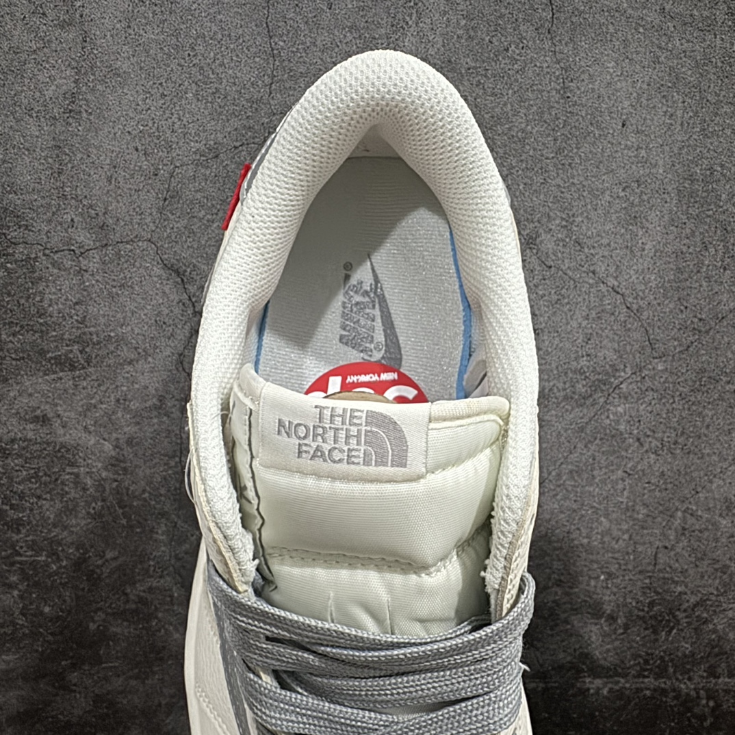 图片[8]-【定制版】Fragment x Travis Scott x 北面nAir Jordan 1 Low 三方联名倒钩性价比原盒出货 全新的三方联名低帮倒钩鞋面延续了黑脚趾设计，整双鞋以全荔枝皮打造，腰身搭配白色「倒勾」，再点缀上Travis Scott 标志性的Logo，后跟处以藤原浩最拿手的蓝色为主色调，完善极具Fragment Design的白蓝黑设计风格，左右脚分别以Travis Scott鬼脸和乔丹飞翼加以修饰，彰显出三方联名的奢华格调。 官方货号：DIY1688 001 Size：36 36.5 37.5 38 38.5 39 40 40.5 41 42 42.5 43 44 44.5 45   编码：HXS320340-鞋库