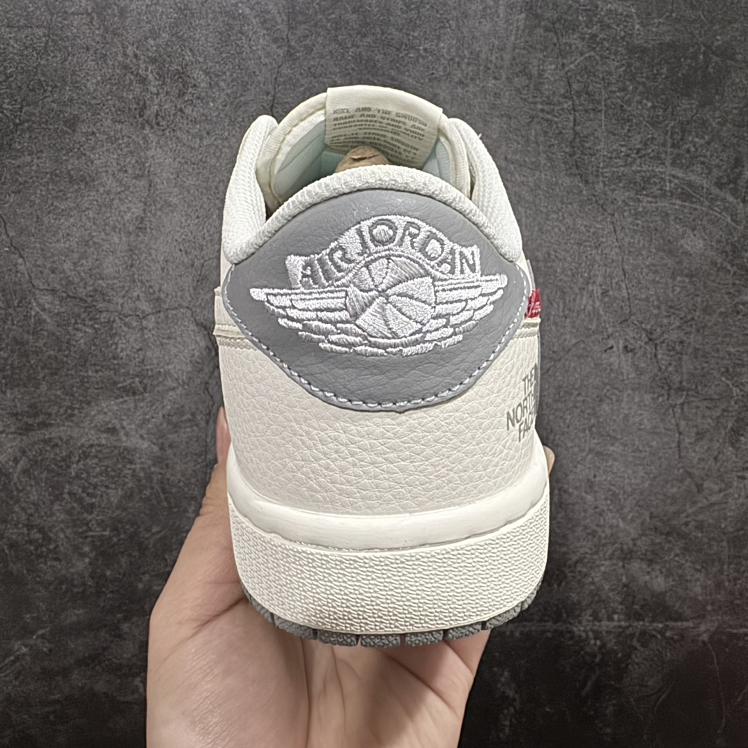 图片[4]-【定制版】Fragment x Travis Scott x 北面nAir Jordan 1 Low 三方联名倒钩性价比原盒出货 全新的三方联名低帮倒钩鞋面延续了黑脚趾设计，整双鞋以全荔枝皮打造，腰身搭配白色「倒勾」，再点缀上Travis Scott 标志性的Logo，后跟处以藤原浩最拿手的蓝色为主色调，完善极具Fragment Design的白蓝黑设计风格，左右脚分别以Travis Scott鬼脸和乔丹飞翼加以修饰，彰显出三方联名的奢华格调。 官方货号：DIY1688 001 Size：36 36.5 37.5 38 38.5 39 40 40.5 41 42 42.5 43 44 44.5 45   编码：HXS320340-鞋库