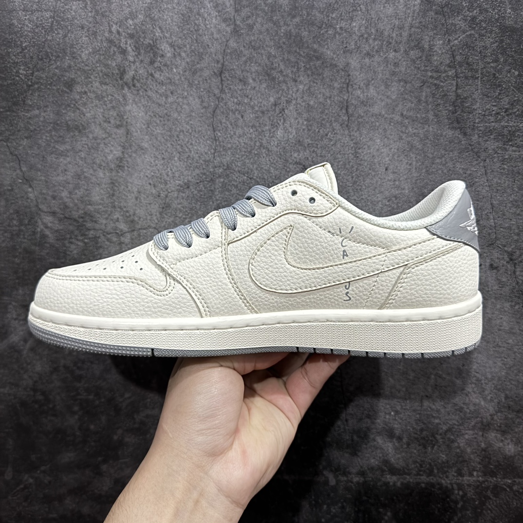 图片[2]-【定制版】Fragment x Travis Scott x 北面nAir Jordan 1 Low 三方联名倒钩性价比原盒出货 全新的三方联名低帮倒钩鞋面延续了黑脚趾设计，整双鞋以全荔枝皮打造，腰身搭配白色「倒勾」，再点缀上Travis Scott 标志性的Logo，后跟处以藤原浩最拿手的蓝色为主色调，完善极具Fragment Design的白蓝黑设计风格，左右脚分别以Travis Scott鬼脸和乔丹飞翼加以修饰，彰显出三方联名的奢华格调。 官方货号：DIY1688 001 Size：36 36.5 37.5 38 38.5 39 40 40.5 41 42 42.5 43 44 44.5 45   编码：HXS320340-鞋库