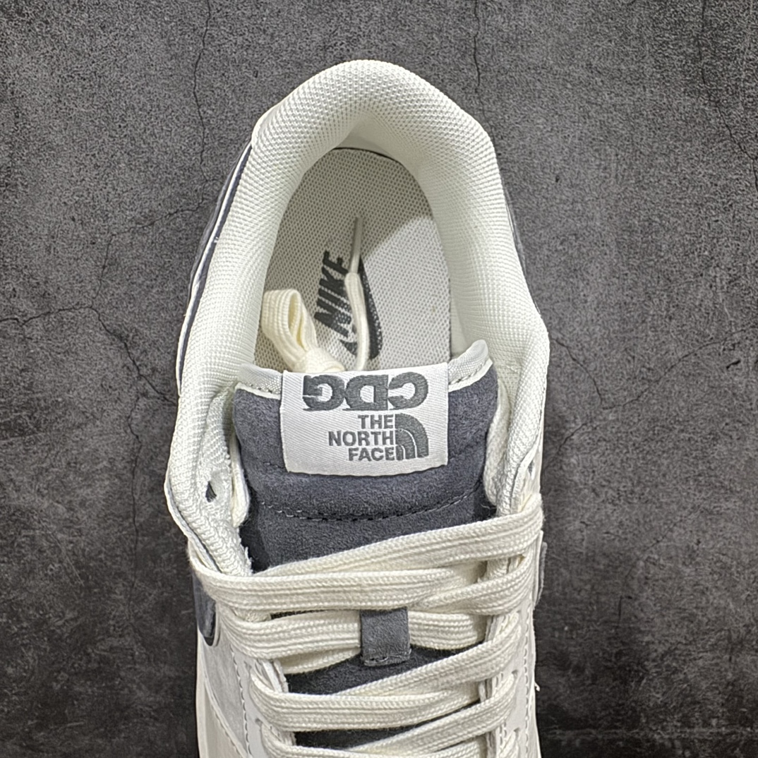 图片[8]-【定制版】Nike SB Dunk Low x CDG x The North Face 米灰小钩n纯原大厂出品 极力推荐n原装头层材料 独家版型蒸餾加工n帶來的是更好的视觉和脚感体验n大厂纯原品质出货 清洁度 电绣工艺皮料切割干净无任何毛边 细节完美 官方货号：DQ1098 513 尺码：36 36.5 37.5 38 38.5 39 40 40.5 41 42 42.5 43 44 44.5 45  编码：HXS340360-鞋库