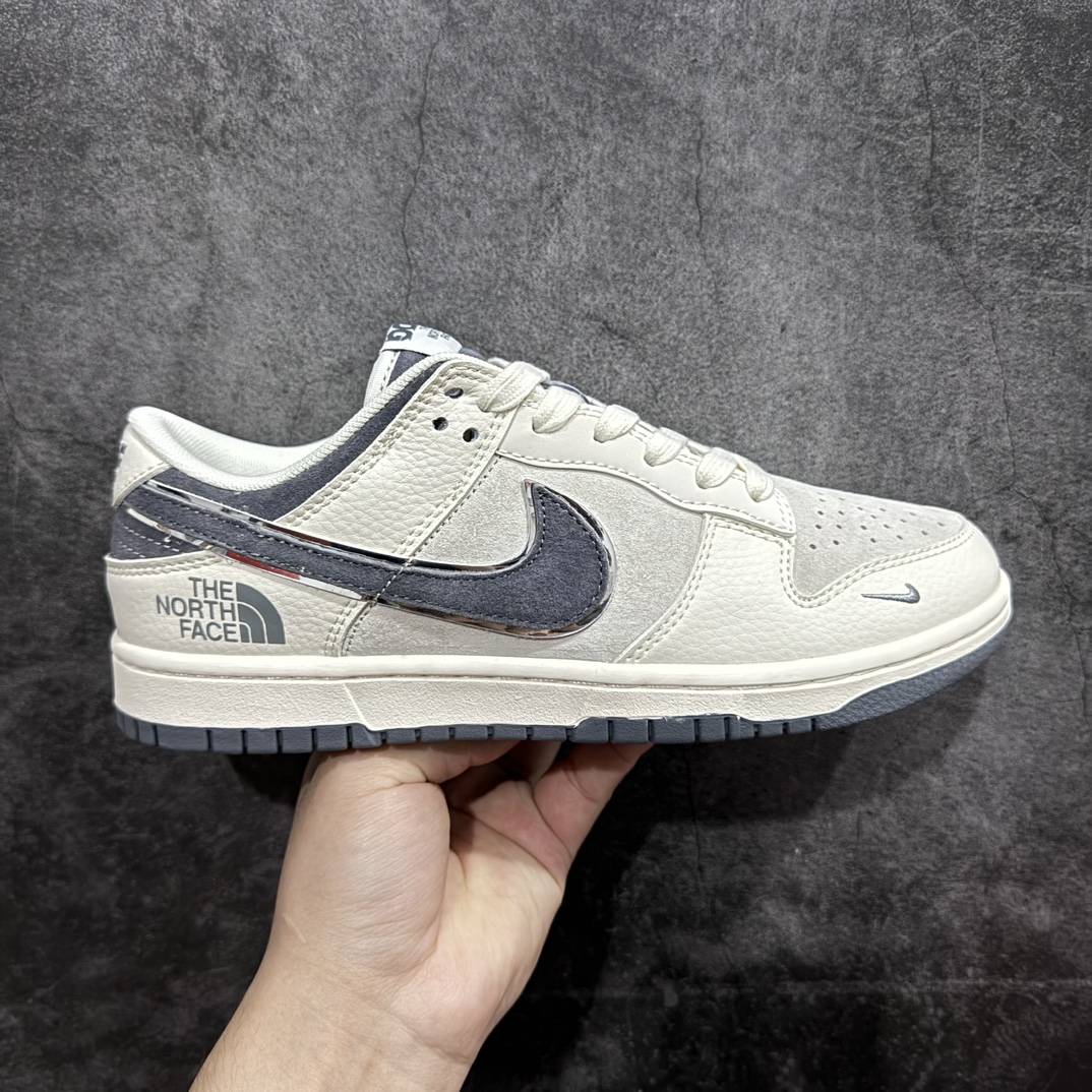 【定制版】Nike SB Dunk Low x CDG x The North Face 米灰小钩n纯原大厂出品 极力推荐n原装头层材料 独家版型蒸餾加工n帶來的是更好的视觉和脚感体验n大厂纯原品质出货 清洁度 电绣工艺皮料切割干净无任何毛边 细节完美 官方货号：DQ1098 513 尺码：36 36.5 37.5 38 38.5 39 40 40.5 41 42 42.5 43 44 44.5 45  编码：HXS340360-鞋库