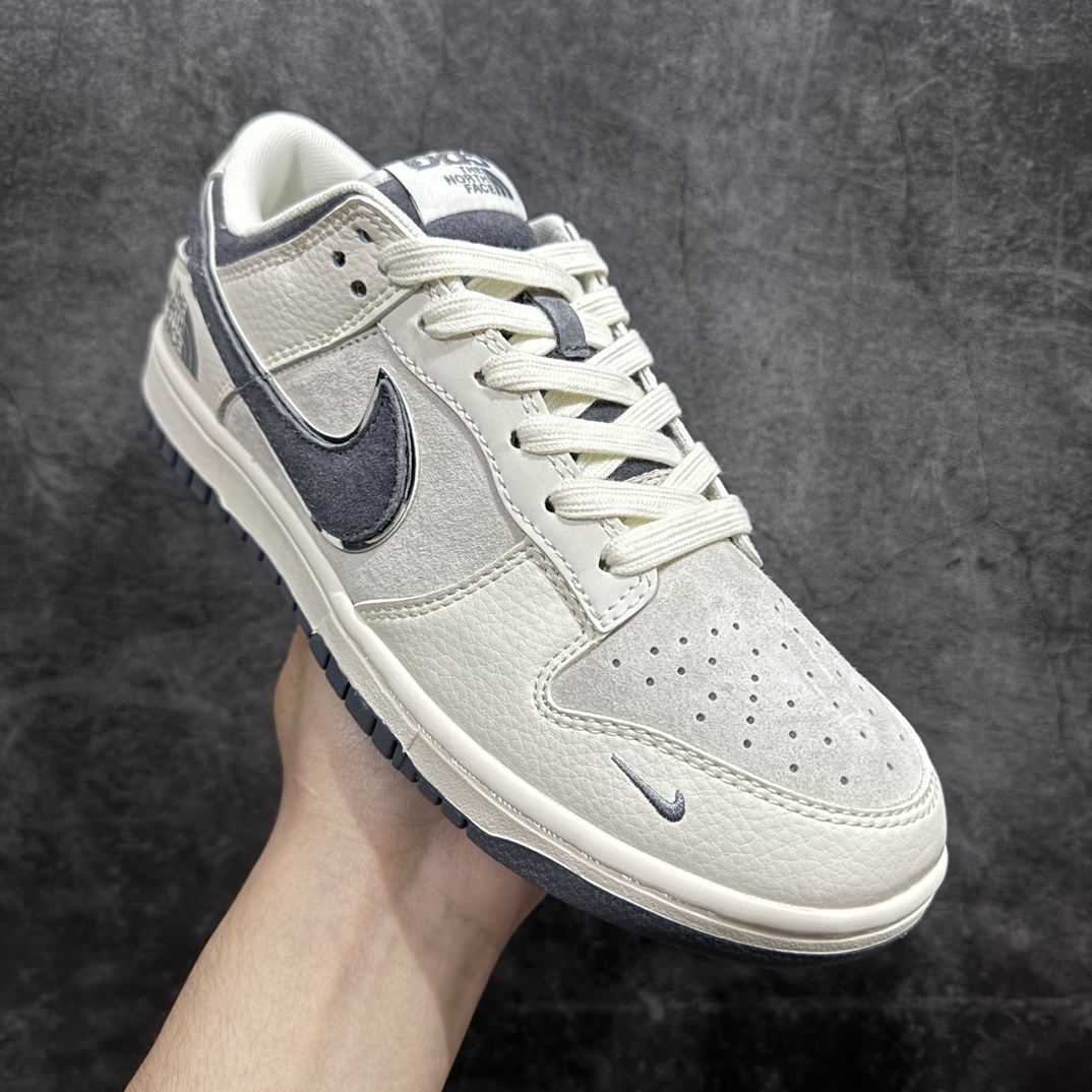 图片[3]-【定制版】Nike SB Dunk Low x CDG x The North Face 米灰小钩n纯原大厂出品 极力推荐n原装头层材料 独家版型蒸餾加工n帶來的是更好的视觉和脚感体验n大厂纯原品质出货 清洁度 电绣工艺皮料切割干净无任何毛边 细节完美 官方货号：DQ1098 513 尺码：36 36.5 37.5 38 38.5 39 40 40.5 41 42 42.5 43 44 44.5 45  编码：HXS340360-鞋库