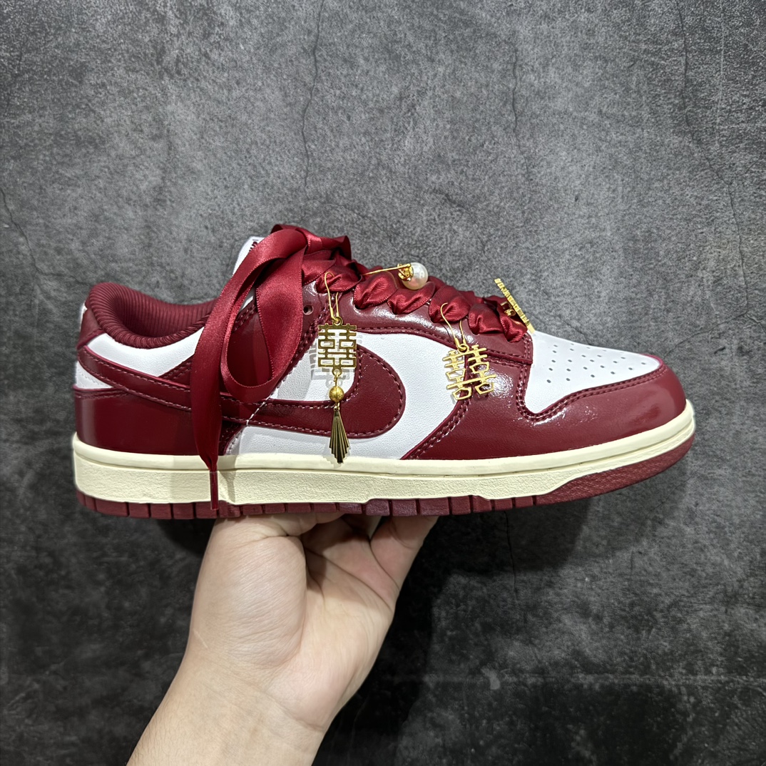 【纯原礼盒版本】NK Dunk Low 低帮婚鞋双喜流苏 货号：FJ4555-100nn该定制版球鞋选用原鞋款为Dunk SB系列球鞋，灵感来自中式婚庆，保留原鞋灰白红基调的基础上，叠加红色丝绒鞋带、增加整体的质感。配饰有双喜金属小挂件，再次呼应主题，呈现出中式婚礼的喜庆、庄重、雅致！鞋面金属挂件及鞋头喜字均可拆卸，同时满足婚庆和日常穿搭需求。本产品所有图片均为实物拍摄，受环境、设备影响会存在微小的色彩差异。定制球鞋均为纯手工定制，满足日常穿戴需求，穿着过程尽量避免剧烈运动和锐物划伤、避免使用高浓度的有机溶剂进行擦洗。n 尺码：35.5 36 36.5 37.5 38 38.5 39 40 40.5 41 42 42.5 43 44 44.5 45 46 编码：XZ280300-鞋库