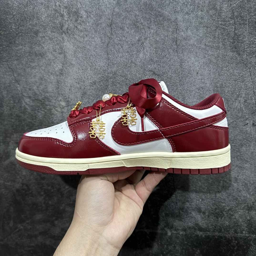 图片[2]-【纯原礼盒版本】NK Dunk Low 低帮婚鞋双喜流苏 货号：FJ4555-100nn该定制版球鞋选用原鞋款为Dunk SB系列球鞋，灵感来自中式婚庆，保留原鞋灰白红基调的基础上，叠加红色丝绒鞋带、增加整体的质感。配饰有双喜金属小挂件，再次呼应主题，呈现出中式婚礼的喜庆、庄重、雅致！鞋面金属挂件及鞋头喜字均可拆卸，同时满足婚庆和日常穿搭需求。本产品所有图片均为实物拍摄，受环境、设备影响会存在微小的色彩差异。定制球鞋均为纯手工定制，满足日常穿戴需求，穿着过程尽量避免剧烈运动和锐物划伤、避免使用高浓度的有机溶剂进行擦洗。n 尺码：35.5 36 36.5 37.5 38 38.5 39 40 40.5 41 42 42.5 43 44 44.5 45 46 编码：XZ280300-鞋库