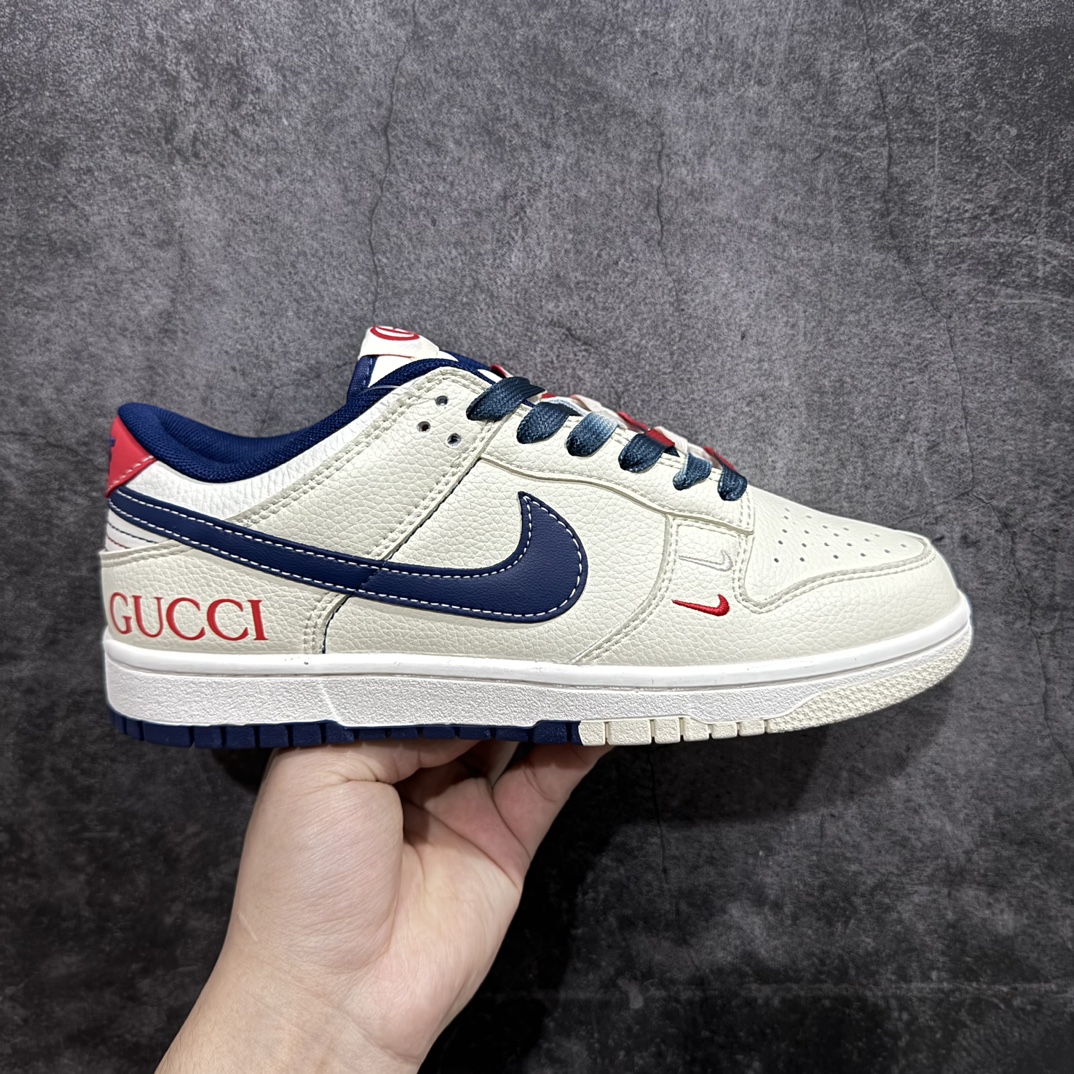 【定制版】NIKE SB Dunk Low x GUCCI 古驰米白蓝红小钩n性价比天花板 极力推荐n原装头层材料 独家版型蒸餾加工n帶來的是更好的视觉和脚感体验n大厂纯原品质出货 清洁度 电绣工艺皮料切割干净无任何毛边 细节完美官方货号：XY1688 003 尺码：36 36.5 37.5 38 38.5 39 40 40.5 41 42 42.5 43 44 44.5 45 编码：FS230250-鞋库