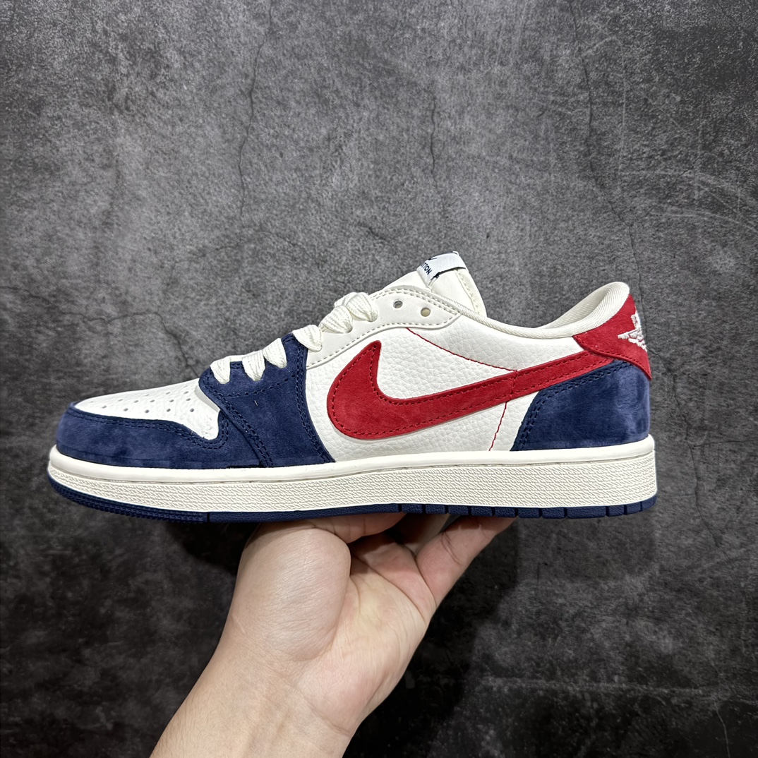 图片[2]-【定制版】Travis Scott x Fragment Design x Air Jordan 1 Low OG SP AJ1 乔1 LV宝蓝红 低帮文化休闲板鞋 YQ2088-670 #多方联名合作融合了Travis Scott 独特的音乐风格，藤原浩个性的设计风格以及Jordan品牌的经典元素 使其成为一双具有独特身份和价值的鞋子 清新而立体的外观加上联名标识更突出了其独特身份 这种配色方案显示出活力和时尚感 在视觉上引人注目 鞋身的质感和细腻的细节处理使其显得高端而格调十足 这款“倒钩”联名是设计与创意完美结合 融合多方的个性风格是一款备受瞩目的潮流鞋款  尺码：36-45（半） 编码：HXS260380-鞋库