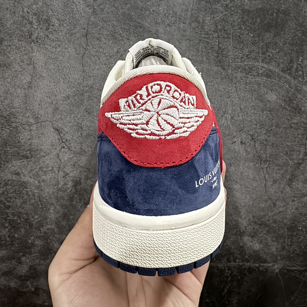 图片[4]-【定制版】Travis Scott x Fragment Design x Air Jordan 1 Low OG SP AJ1 乔1 LV宝蓝红 低帮文化休闲板鞋 YQ2088-670 #多方联名合作融合了Travis Scott 独特的音乐风格，藤原浩个性的设计风格以及Jordan品牌的经典元素 使其成为一双具有独特身份和价值的鞋子 清新而立体的外观加上联名标识更突出了其独特身份 这种配色方案显示出活力和时尚感 在视觉上引人注目 鞋身的质感和细腻的细节处理使其显得高端而格调十足 这款“倒钩”联名是设计与创意完美结合 融合多方的个性风格是一款备受瞩目的潮流鞋款  尺码：36-45（半） 编码：HXS260380-鞋库