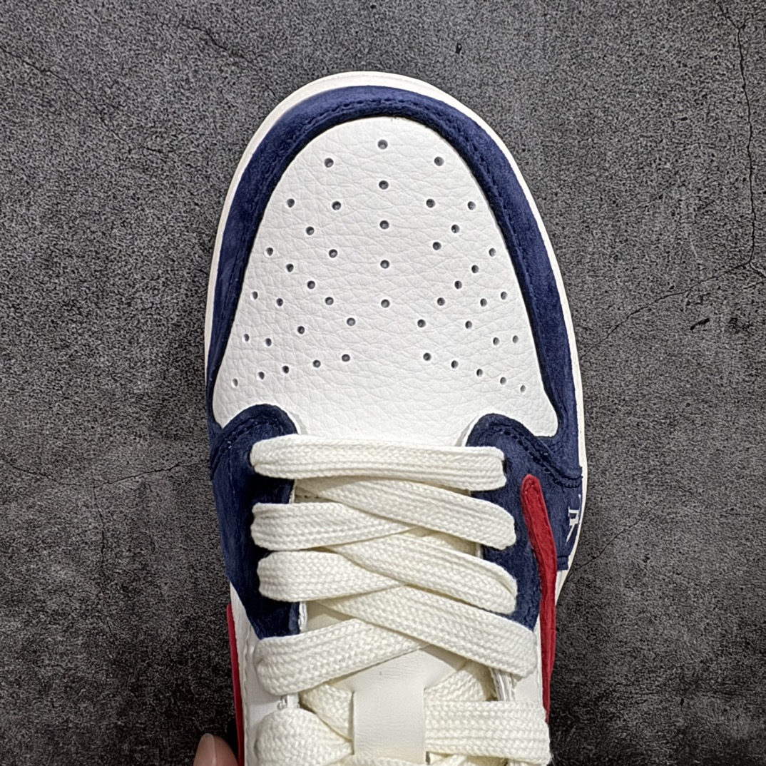 图片[5]-【定制版】Travis Scott x Fragment Design x Air Jordan 1 Low OG SP AJ1 乔1 LV宝蓝红 低帮文化休闲板鞋 YQ2088-670 #多方联名合作融合了Travis Scott 独特的音乐风格，藤原浩个性的设计风格以及Jordan品牌的经典元素 使其成为一双具有独特身份和价值的鞋子 清新而立体的外观加上联名标识更突出了其独特身份 这种配色方案显示出活力和时尚感 在视觉上引人注目 鞋身的质感和细腻的细节处理使其显得高端而格调十足 这款“倒钩”联名是设计与创意完美结合 融合多方的个性风格是一款备受瞩目的潮流鞋款  尺码：36-45（半） 编码：HXS260380-鞋库