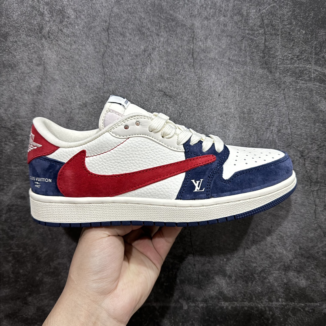 【定制版】Travis Scott x Fragment Design x Air Jordan 1 Low OG SP AJ1 乔1 LV宝蓝红 低帮文化休闲板鞋 YQ2088-670 #多方联名合作融合了Travis Scott 独特的音乐风格，藤原浩个性的设计风格以及Jordan品牌的经典元素 使其成为一双具有独特身份和价值的鞋子 清新而立体的外观加上联名标识更突出了其独特身份 这种配色方案显示出活力和时尚感 在视觉上引人注目 鞋身的质感和细腻的细节处理使其显得高端而格调十足 这款“倒钩”联名是设计与创意完美结合 融合多方的个性风格是一款备受瞩目的潮流鞋款  尺码：36-45（半） 编码：HXS260380-鞋库