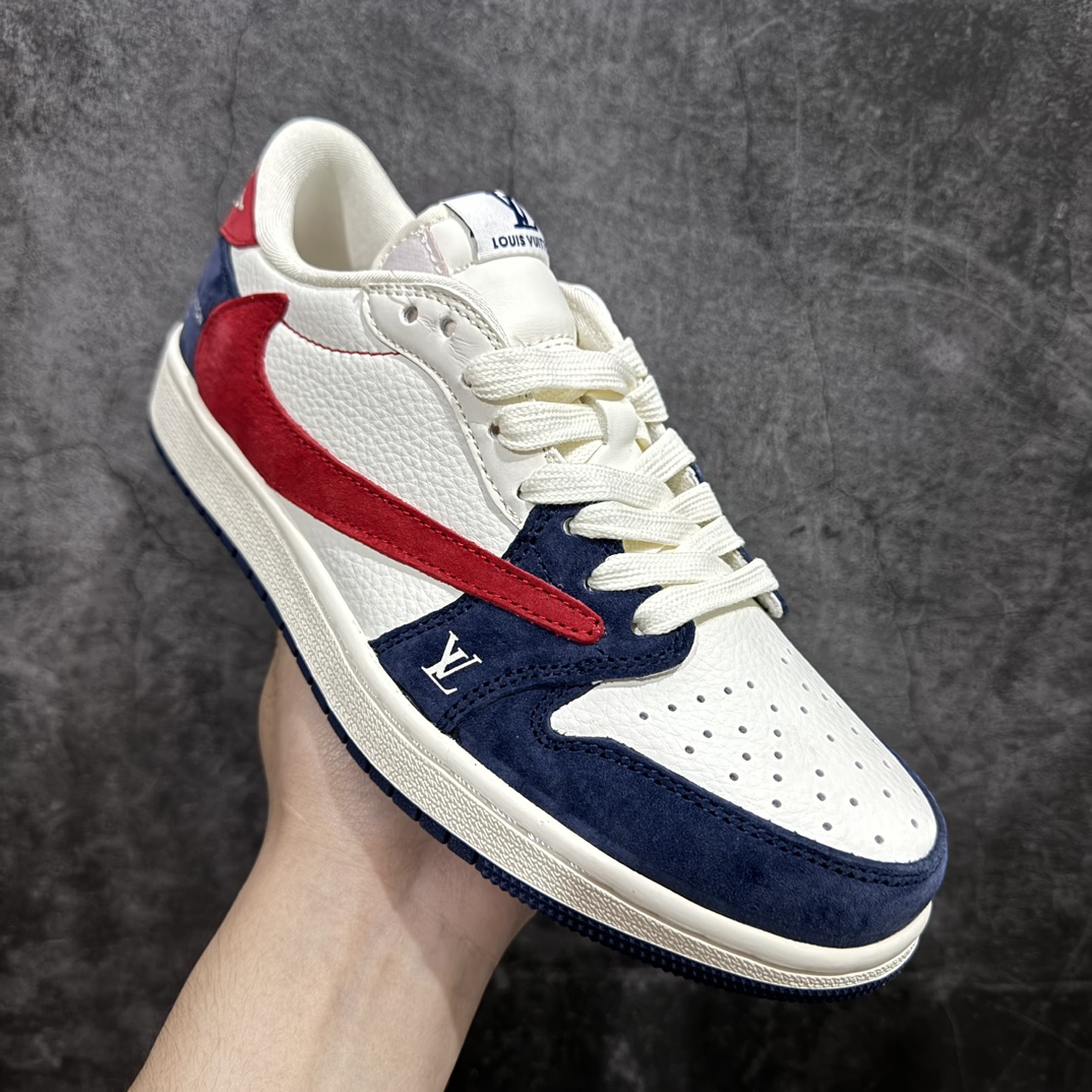 图片[3]-【定制版】Travis Scott x Fragment Design x Air Jordan 1 Low OG SP AJ1 乔1 LV宝蓝红 低帮文化休闲板鞋 YQ2088-670 #多方联名合作融合了Travis Scott 独特的音乐风格，藤原浩个性的设计风格以及Jordan品牌的经典元素 使其成为一双具有独特身份和价值的鞋子 清新而立体的外观加上联名标识更突出了其独特身份 这种配色方案显示出活力和时尚感 在视觉上引人注目 鞋身的质感和细腻的细节处理使其显得高端而格调十足 这款“倒钩”联名是设计与创意完美结合 融合多方的个性风格是一款备受瞩目的潮流鞋款  尺码：36-45（半） 编码：HXS260380-鞋库