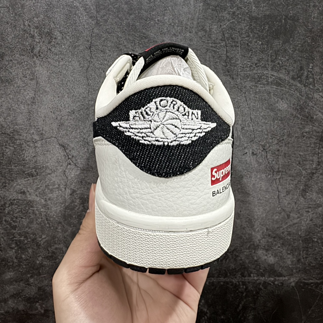 图片[4]-【定制版】Travis Scott x Fragment Design x Air Jordan 1 Low OG SP AJ1 乔1 Supreme联名-米黑牛仔双拼 低帮文化休闲板鞋 JH6088-704rn#多方联名合作融合了Travis Scott 独特的音乐风格，藤原浩个性的设计风格以及Jordan品牌的经典元素 使其成为一双具有独特身份和价值的鞋子 清新而立体的外观加上联名标识更突出了其独特身份 这种配色方案显示出活力和时尚感 在视觉上引人注目  鞋身的质感和细腻的细节处理使其显得高端而格调十足  这款“倒钩”联名是设计与创意完美结合  融合多方的个性风格是一款备受瞩目的潮流鞋款r 尺码：36 36.5 37.5 38 38.5 39 40 40.5 41 42 42.5 43 44 44.5 45  编码：HXS320340-鞋库