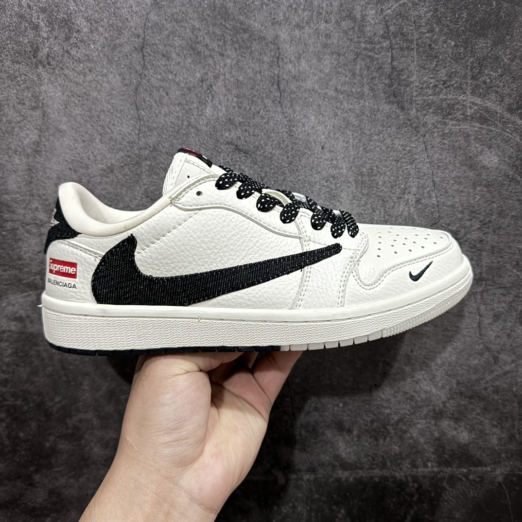 【定制版】Travis Scott x Fragment Design x Air Jordan 1 Low OG SP AJ1 乔1 Supreme联名-米黑牛仔双拼 低帮文化休闲板鞋 JH6088-704rn#多方联名合作融合了Travis Scott 独特的音乐风格，藤原浩个性的设计风格以及Jordan品牌的经典元素 使其成为一双具有独特身份和价值的鞋子 清新而立体的外观加上联名标识更突出了其独特身份 这种配色方案显示出活力和时尚感 在视觉上引人注目  鞋身的质感和细腻的细节处理使其显得高端而格调十足  这款“倒钩”联名是设计与创意完美结合  融合多方的个性风格是一款备受瞩目的潮流鞋款r 尺码：36 36.5 37.5 38 38.5 39 40 40.5 41 42 42.5 43 44 44.5 45  编码：HXS320340-鞋库