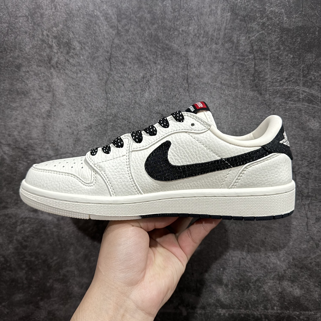 图片[2]-【定制版】Travis Scott x Fragment Design x Air Jordan 1 Low OG SP AJ1 乔1 Supreme联名-米黑牛仔双拼 低帮文化休闲板鞋 JH6088-704rn#多方联名合作融合了Travis Scott 独特的音乐风格，藤原浩个性的设计风格以及Jordan品牌的经典元素 使其成为一双具有独特身份和价值的鞋子 清新而立体的外观加上联名标识更突出了其独特身份 这种配色方案显示出活力和时尚感 在视觉上引人注目  鞋身的质感和细腻的细节处理使其显得高端而格调十足  这款“倒钩”联名是设计与创意完美结合  融合多方的个性风格是一款备受瞩目的潮流鞋款r 尺码：36 36.5 37.5 38 38.5 39 40 40.5 41 42 42.5 43 44 44.5 45  编码：HXS320340-鞋库