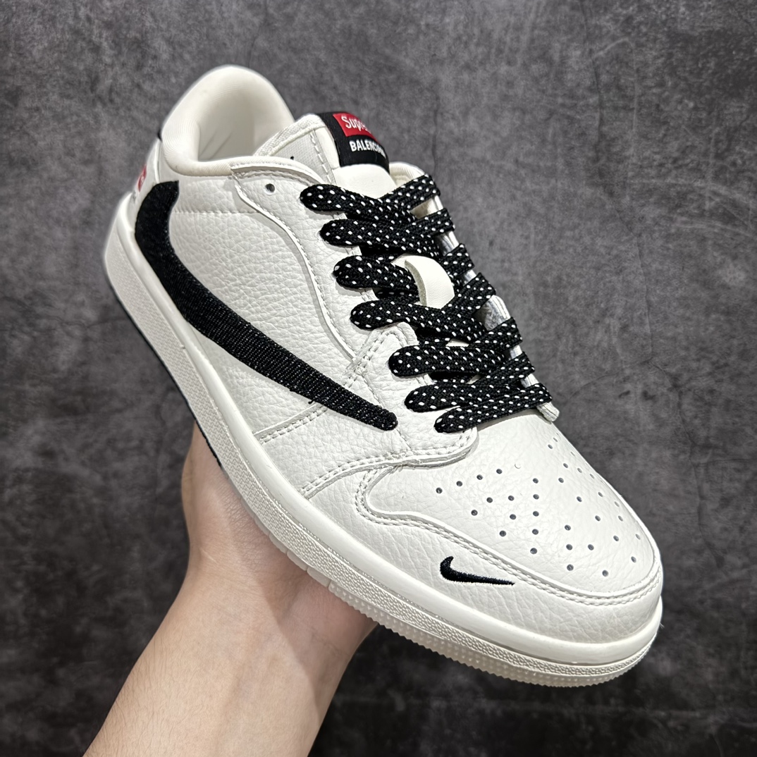 图片[3]-【定制版】Travis Scott x Fragment Design x Air Jordan 1 Low OG SP AJ1 乔1 Supreme联名-米黑牛仔双拼 低帮文化休闲板鞋 JH6088-704rn#多方联名合作融合了Travis Scott 独特的音乐风格，藤原浩个性的设计风格以及Jordan品牌的经典元素 使其成为一双具有独特身份和价值的鞋子 清新而立体的外观加上联名标识更突出了其独特身份 这种配色方案显示出活力和时尚感 在视觉上引人注目  鞋身的质感和细腻的细节处理使其显得高端而格调十足  这款“倒钩”联名是设计与创意完美结合  融合多方的个性风格是一款备受瞩目的潮流鞋款r 尺码：36 36.5 37.5 38 38.5 39 40 40.5 41 42 42.5 43 44 44.5 45  编码：HXS320340-鞋库