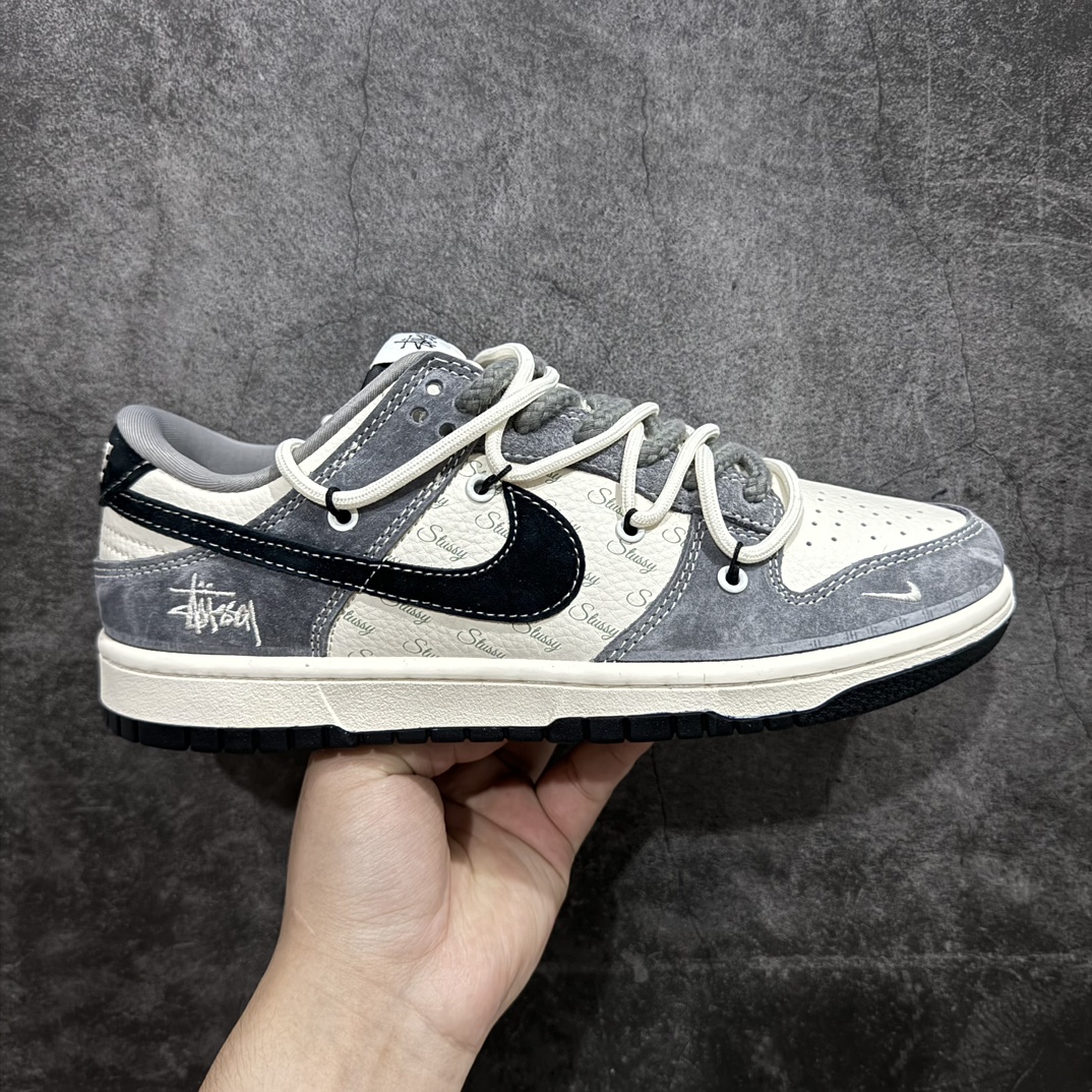 【定制版】Nk SB Dunk Low 斯图西联名-绑带灰白黑勾 周年高端定制 低帮休闲板鞋 SJ2068-305rn#定制鞋盒 大厂纯原品质出货 超高清洁度 皮料切割干净无任何毛边 细节完美r 尺码：36 36.5 37.5 38 38.5 39 40 40.5 41 42 42.5 43 44 44.5 45 编码：HXS3460-鞋库