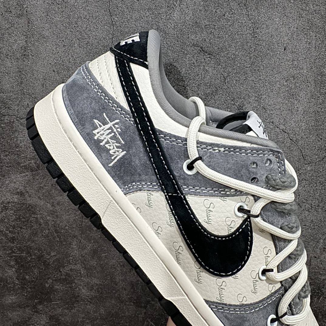 图片[7]-【定制版】Nk SB Dunk Low 斯图西联名-绑带灰白黑勾 周年高端定制 低帮休闲板鞋 SJ2068-305rn#定制鞋盒 大厂纯原品质出货 超高清洁度 皮料切割干净无任何毛边 细节完美r 尺码：36 36.5 37.5 38 38.5 39 40 40.5 41 42 42.5 43 44 44.5 45 编码：HXS3460-鞋库