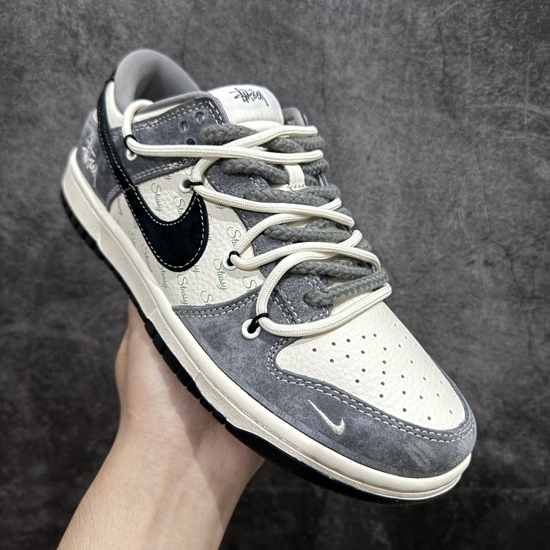 图片[3]-【定制版】Nk SB Dunk Low 斯图西联名-绑带灰白黑勾 周年高端定制 低帮休闲板鞋 SJ2068-305rn#定制鞋盒 大厂纯原品质出货 超高清洁度 皮料切割干净无任何毛边 细节完美r 尺码：36 36.5 37.5 38 38.5 39 40 40.5 41 42 42.5 43 44 44.5 45 编码：HXS3460-鞋库