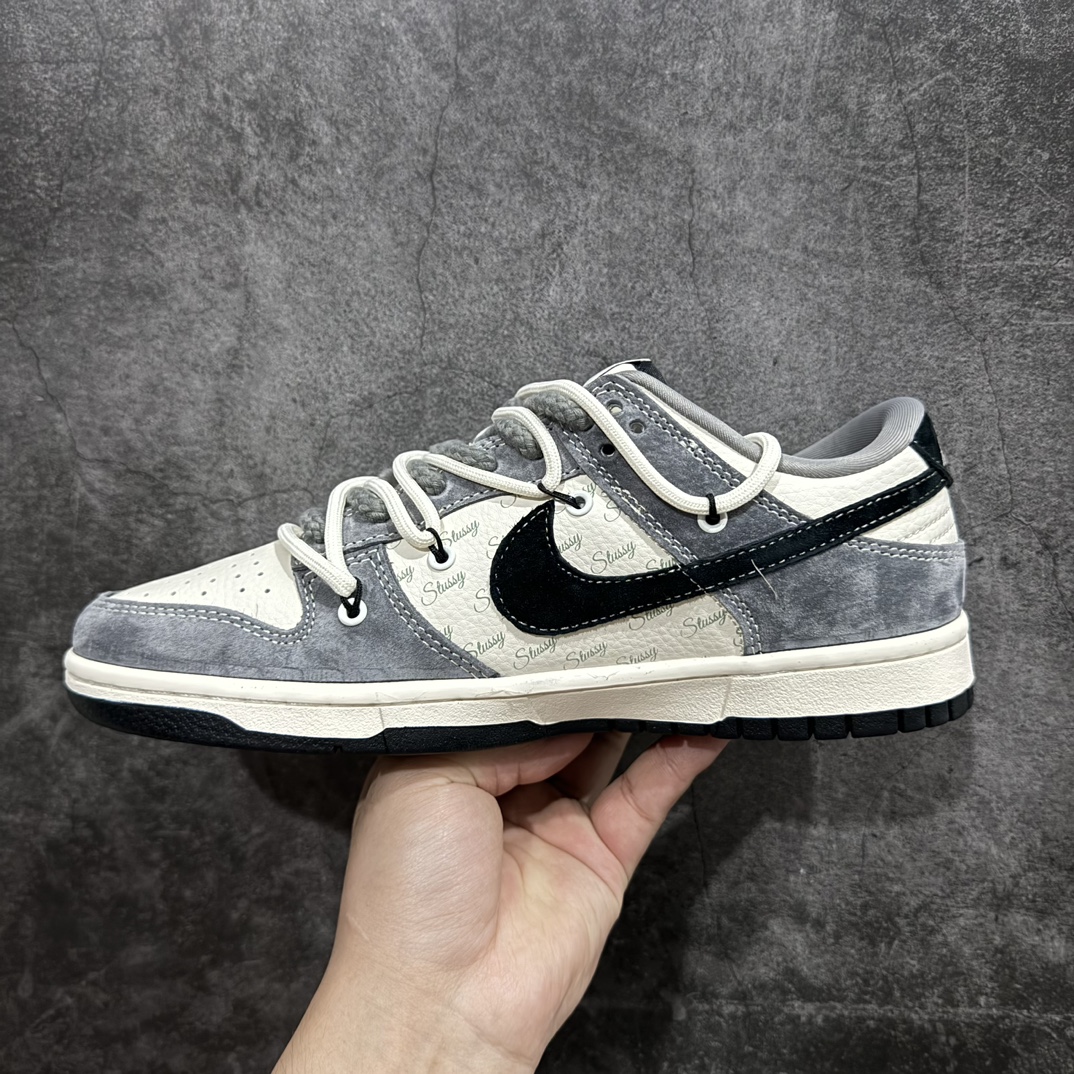 图片[2]-【定制版】Nk SB Dunk Low 斯图西联名-绑带灰白黑勾 周年高端定制 低帮休闲板鞋 SJ2068-305rn#定制鞋盒 大厂纯原品质出货 超高清洁度 皮料切割干净无任何毛边 细节完美r 尺码：36 36.5 37.5 38 38.5 39 40 40.5 41 42 42.5 43 44 44.5 45 编码：HXS3460-鞋库