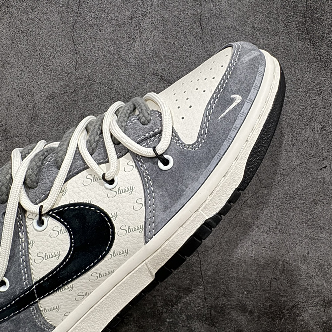 图片[6]-【定制版】Nk SB Dunk Low 斯图西联名-绑带灰白黑勾 周年高端定制 低帮休闲板鞋 SJ2068-305rn#定制鞋盒 大厂纯原品质出货 超高清洁度 皮料切割干净无任何毛边 细节完美r 尺码：36 36.5 37.5 38 38.5 39 40 40.5 41 42 42.5 43 44 44.5 45 编码：HXS3460-鞋库