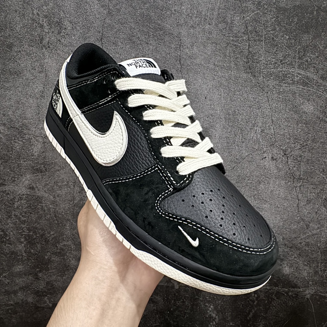 图片[3]-【定制版】NIKE SB Dunk Low x The North Face 黑米小钩n公司级出品 极力推荐n原装头层材料 独家版型蒸餾加工n帶來的是更好的视觉和脚感体验n大厂纯原品质出货 清洁度 电绣工艺皮料切割干净无任何毛边 细节完美官方货号：XX9927 027 尺码： 36 36.5 37.5 38 38.5 39 40 40.5 41 42 42.5 43 44 44.5 45 编码：CC280300-鞋库