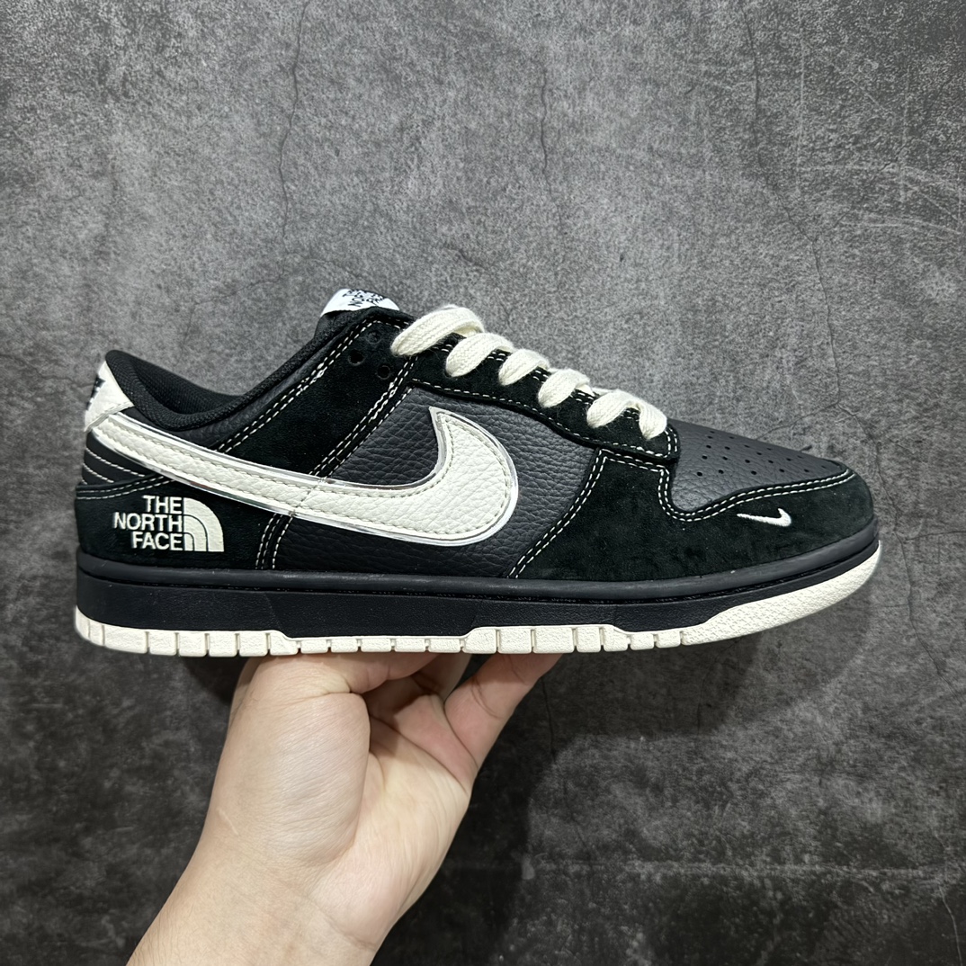 【定制版】NIKE SB Dunk Low x The North Face 黑米小钩n公司级出品 极力推荐n原装头层材料 独家版型蒸餾加工n帶來的是更好的视觉和脚感体验n大厂纯原品质出货 清洁度 电绣工艺皮料切割干净无任何毛边 细节完美官方货号：XX9927 027 尺码： 36 36.5 37.5 38 38.5 39 40 40.5 41 42 42.5 43 44 44.5 45 编码：CC280300-鞋库