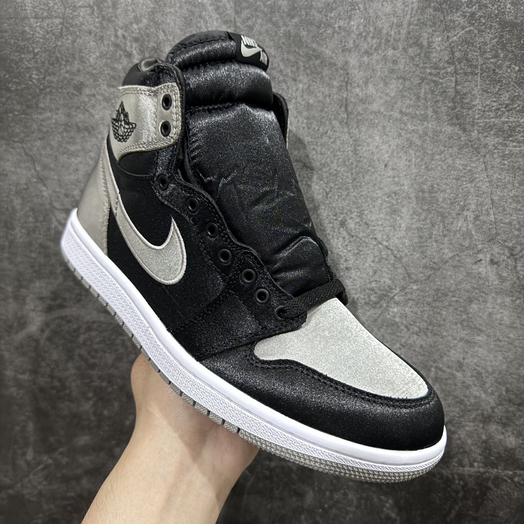 图片[3]-【莞产KZ纯原】Air Jordan AJ1 Retro High 黑银丝绸 FD4810-010外贸特供批次 新配色不断更新开发全套原纸板楦头开发 确保原汁原味 完美呈现一代版型 一比一鞋头弧度高度鞋身弧度 此版本只针对中端市场 细节品控鞋型随意秒杀市面同价位 鞋型完美 不臃肿别扭 头层皮料加持 用料绝不含糊 进口玻璃冲刀皮料裁剪零毛边 电脑针车工艺 超高鞋面清洁度 最高QC检验标准 控制溢胶瑕疵 原盒原配 飞翼3D高频深度立体 工艺方面大到整体鞋型 漏斗收腰 底线拉帮 LOGO立体程度 小到针眼排布 载片对称 冲孔效果 鞋标规范 鞋垫背胶等等 无一不是口碑收割 每双都是一个回头客 SIZE：36 36.5 37.5 38 38.5 39 40 40.5 41 42 42.5 43 44 44.5 45 46 47.5 编码：SL310340-鞋库