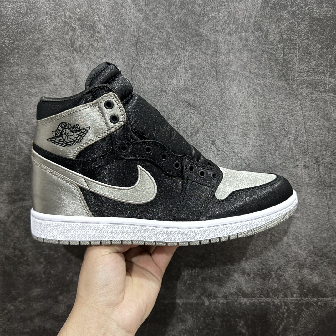 【莞产KZ纯原】Air Jordan AJ1 Retro High 黑银丝绸 FD4810-010外贸特供批次 新配色不断更新开发全套原纸板楦头开发 确保原汁原味 完美呈现一代版型 一比一鞋头弧度高度鞋身弧度 此版本只针对中端市场 细节品控鞋型随意秒杀市面同价位 鞋型完美 不臃肿别扭 头层皮料加持 用料绝不含糊 进口玻璃冲刀皮料裁剪零毛边 电脑针车工艺 超高鞋面清洁度 最高QC检验标准 控制溢胶瑕疵 原盒原配 飞翼3D高频深度立体 工艺方面大到整体鞋型 漏斗收腰 底线拉帮 LOGO立体程度 小到针眼排布 载片对称 冲孔效果 鞋标规范 鞋垫背胶等等 无一不是口碑收割 每双都是一个回头客 SIZE：36 36.5 37.5 38 38.5 39 40 40.5 41 42 42.5 43 44 44.5 45 46 47.5 编码：SL310340-鞋库