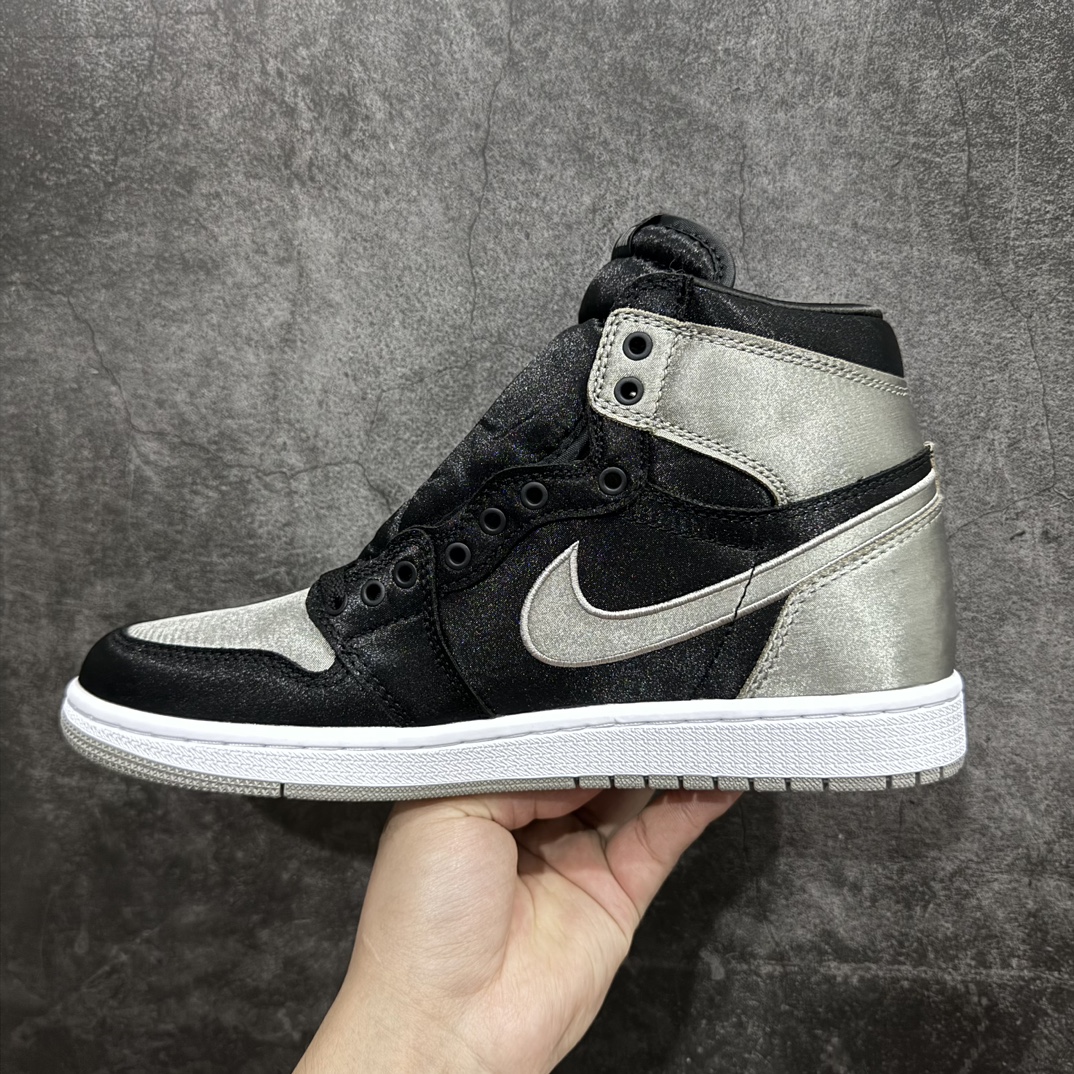 图片[2]-【莞产KZ纯原】Air Jordan AJ1 Retro High 黑银丝绸 FD4810-010外贸特供批次 新配色不断更新开发全套原纸板楦头开发 确保原汁原味 完美呈现一代版型 一比一鞋头弧度高度鞋身弧度 此版本只针对中端市场 细节品控鞋型随意秒杀市面同价位 鞋型完美 不臃肿别扭 头层皮料加持 用料绝不含糊 进口玻璃冲刀皮料裁剪零毛边 电脑针车工艺 超高鞋面清洁度 最高QC检验标准 控制溢胶瑕疵 原盒原配 飞翼3D高频深度立体 工艺方面大到整体鞋型 漏斗收腰 底线拉帮 LOGO立体程度 小到针眼排布 载片对称 冲孔效果 鞋标规范 鞋垫背胶等等 无一不是口碑收割 每双都是一个回头客 SIZE：36 36.5 37.5 38 38.5 39 40 40.5 41 42 42.5 43 44 44.5 45 46 47.5 编码：SL310340-鞋库