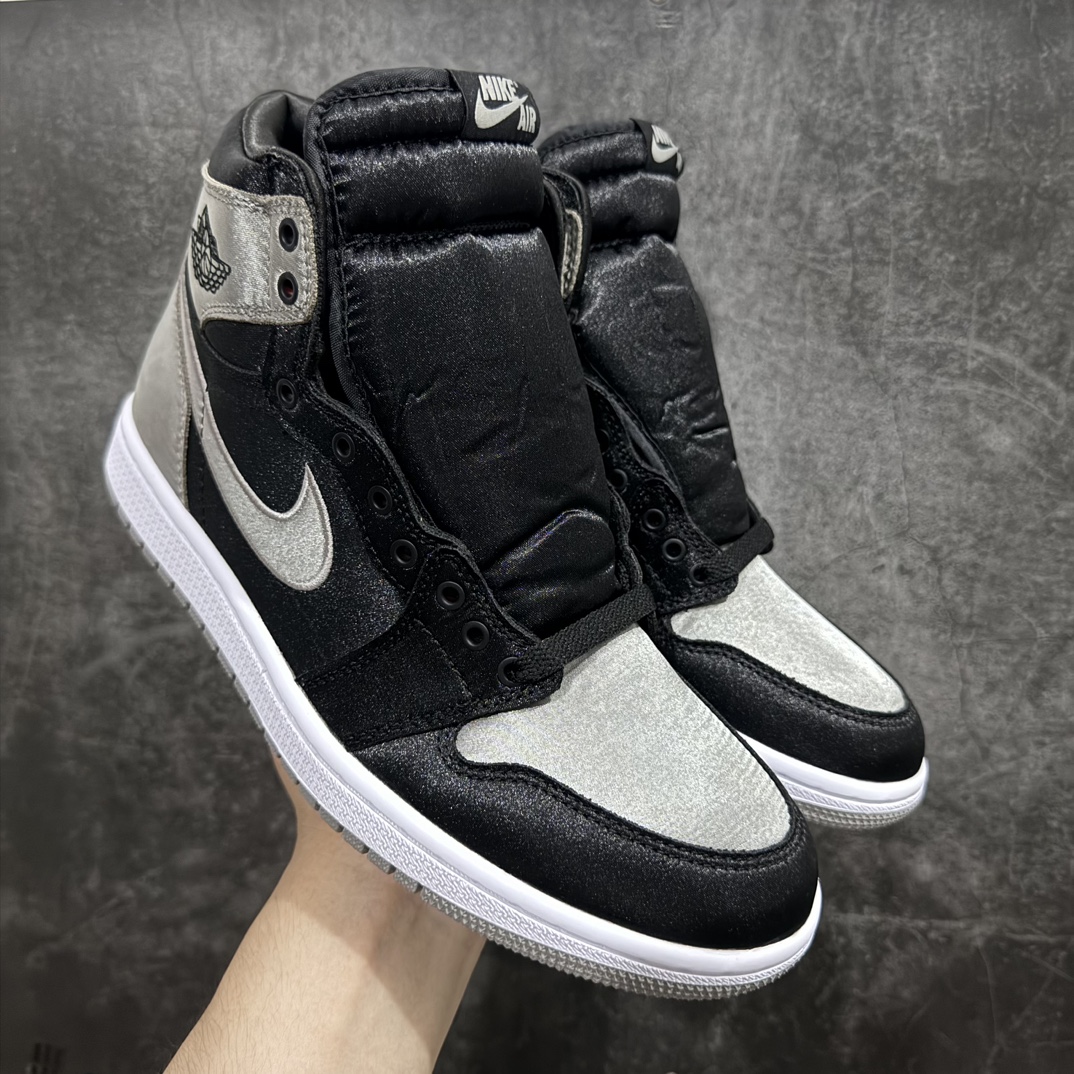 【莞产KZ纯原】Air Jordan AJ1 Retro High 黑银丝绸 FD4810-010外贸特供批次 新配色不断更新开发全套原纸板楦头开发 确保原汁原味 完美呈现一代版型 一比一鞋头弧度高度鞋身弧度 此版本只针对中端市场 细节品控鞋型随意秒杀市面同价位 鞋型完美 不臃肿别扭 头层皮料加持 用料绝不含糊 进口玻璃冲刀皮料裁剪零毛边 电脑针车工艺 超高鞋面清洁度 最高QC检验标准 控制溢胶瑕疵 原盒原配 飞翼3D高频深度立体 工艺方面大到整体鞋型 漏斗收腰 底线拉帮 LOGO立体程度 小到针眼排布 载片对称 冲孔效果 鞋标规范 鞋垫背胶等等 无一不是口碑收割 每双都是一个回头客 SIZE：36 36.5 37.5 38 38.5 39 40 40.5 41 42 42.5 43 44 44.5 45 46 47.5 编码：SL310340-鞋库