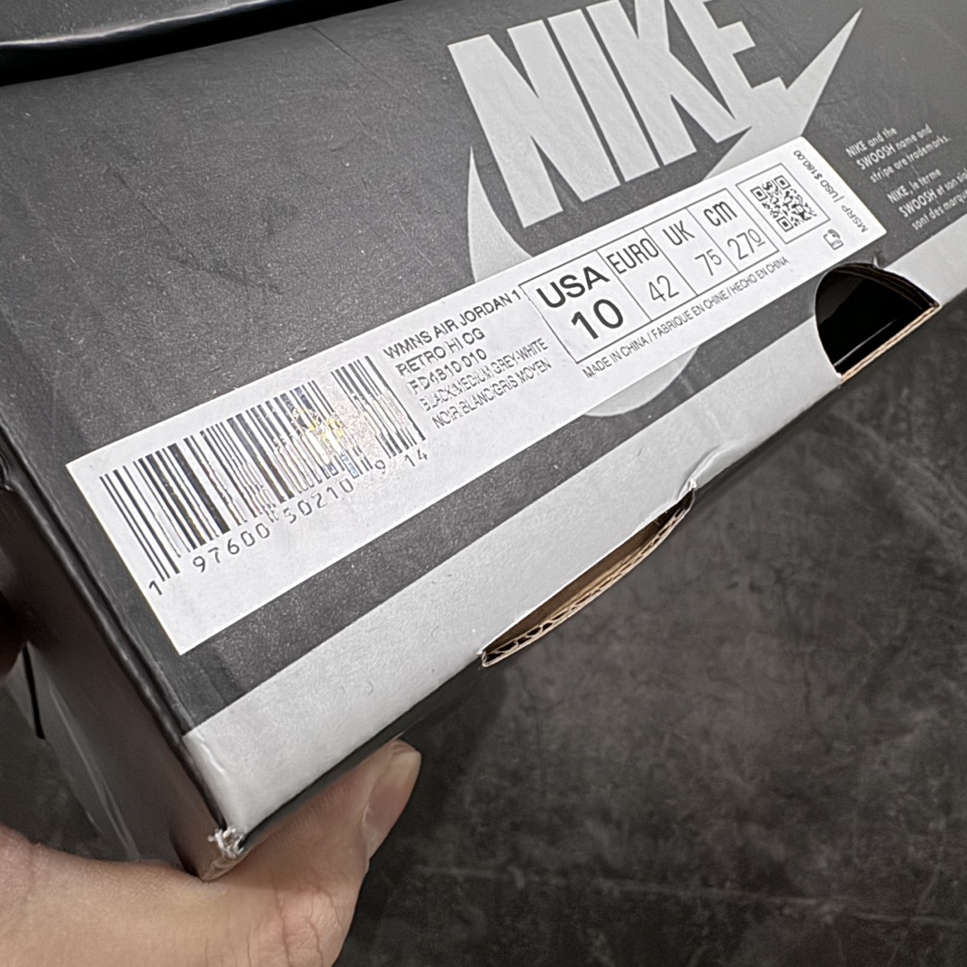 图片[9]-【莞产KZ纯原】Air Jordan AJ1 Retro High 黑银丝绸 FD4810-010外贸特供批次 新配色不断更新开发全套原纸板楦头开发 确保原汁原味 完美呈现一代版型 一比一鞋头弧度高度鞋身弧度 此版本只针对中端市场 细节品控鞋型随意秒杀市面同价位 鞋型完美 不臃肿别扭 头层皮料加持 用料绝不含糊 进口玻璃冲刀皮料裁剪零毛边 电脑针车工艺 超高鞋面清洁度 最高QC检验标准 控制溢胶瑕疵 原盒原配 飞翼3D高频深度立体 工艺方面大到整体鞋型 漏斗收腰 底线拉帮 LOGO立体程度 小到针眼排布 载片对称 冲孔效果 鞋标规范 鞋垫背胶等等 无一不是口碑收割 每双都是一个回头客 SIZE：36 36.5 37.5 38 38.5 39 40 40.5 41 42 42.5 43 44 44.5 45 46 47.5 编码：SL310340-鞋库