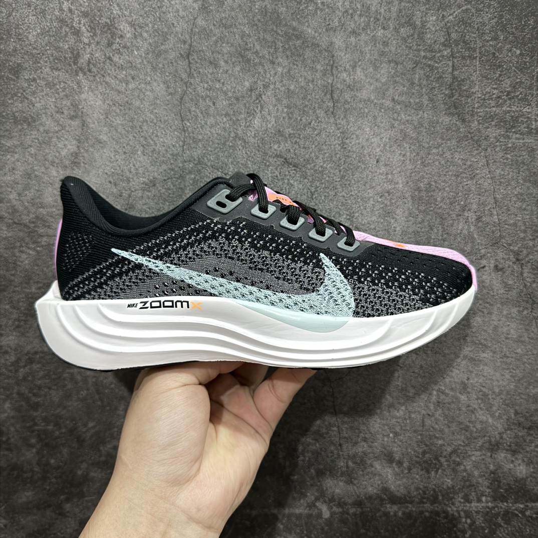 【公司级】Nk Air Zoom Pegasus 35 Plus  Next Nature 超级登月飞马跑步鞋   FQ7261-003rn纯原版本n全新一代拥有 Zoom Air 一如既往的稳定感和流畅感 鞋面采用工程网眼设计 为特定高热区域营造出色透气性 进一步增加鞋面的穿孔数量 让足部能够快速散热  中足搭配 Flywire 飞线 在高速运动时营造舒适稳定的贴合感 内置Zoon气垫加持 动力十足！r 尺码：36 36.5 37.5 38 38.5 39 40  编码：XN240260-鞋库