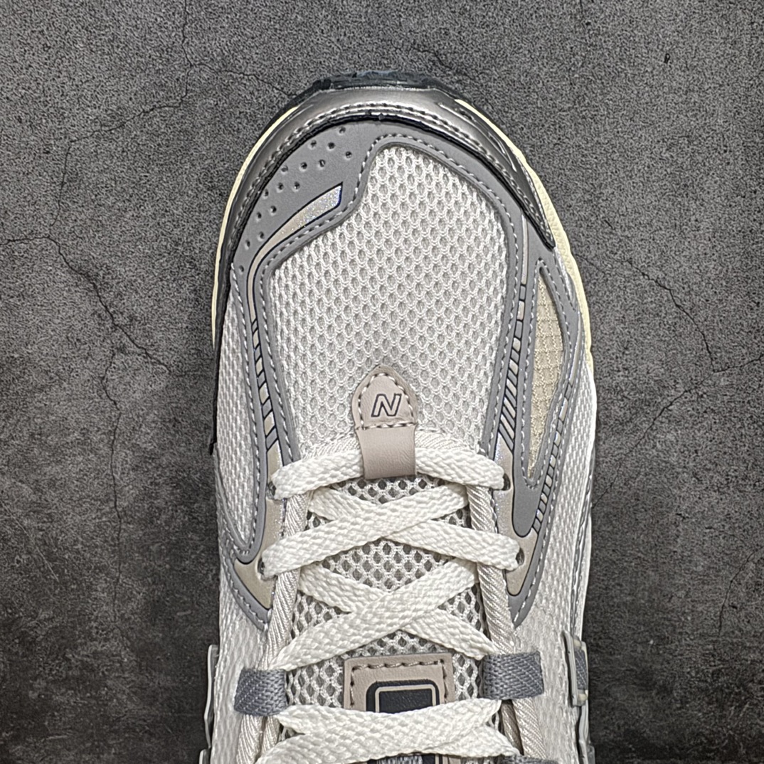 图片[5]-【GS纯原】New Balance1906R 复古休闲跑步鞋老爹鞋 银色 货号：M1906RRDn大厂品质 正确组合底n鞋型没得挑 做的很好 细节各方面处理也挺到位n这是个好版本 价格良心不杀猪‼️n采用轻质牛剖革拼接透气网眼衬垫织物鞋面材质nT-Beam大底提供足步弓支撑，保持步态稳定n后跟搭载外露缓震胶 鞋身整体以各种深浅不一的灰色覆盖，鞋头以淡蓝色调装饰，网眼衬垫通过不规律的色块实现做旧的美感，泛黄的鞋底更是进一步增添了复古气息。 尺码：36 37 37.5 38 38.5 39.5 40 40.5 41.5 42 42.5 43 44 45 编码：NMGS260280-鞋库