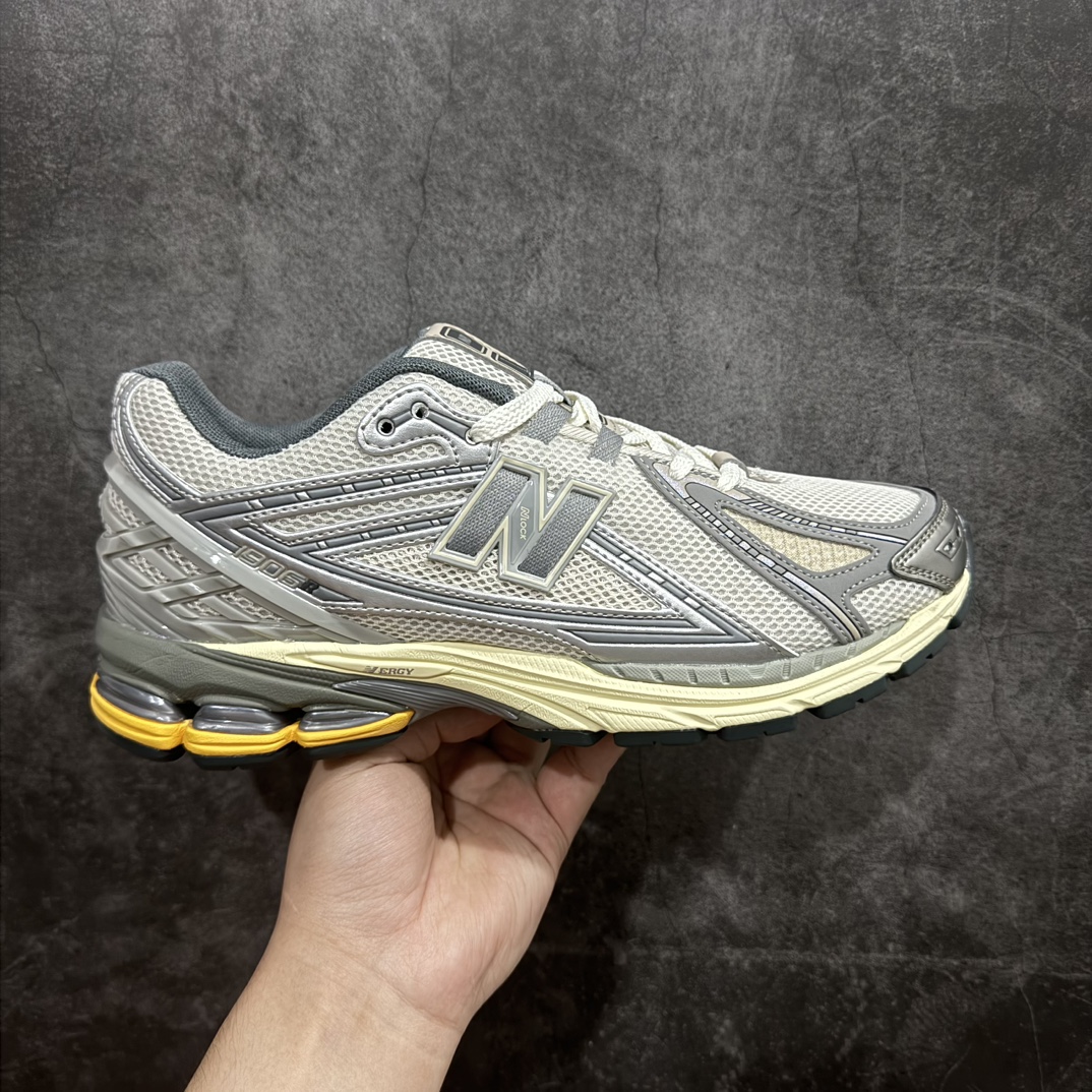 【GS纯原】New Balance1906R 复古休闲跑步鞋老爹鞋 银色 货号：M1906RRDn大厂品质 正确组合底n鞋型没得挑 做的很好 细节各方面处理也挺到位n这是个好版本 价格良心不杀猪‼️n采用轻质牛剖革拼接透气网眼衬垫织物鞋面材质nT-Beam大底提供足步弓支撑，保持步态稳定n后跟搭载外露缓震胶 鞋身整体以各种深浅不一的灰色覆盖，鞋头以淡蓝色调装饰，网眼衬垫通过不规律的色块实现做旧的美感，泛黄的鞋底更是进一步增添了复古气息。 尺码：36 37 37.5 38 38.5 39.5 40 40.5 41.5 42 42.5 43 44 45 编码：NMGS260280-鞋库