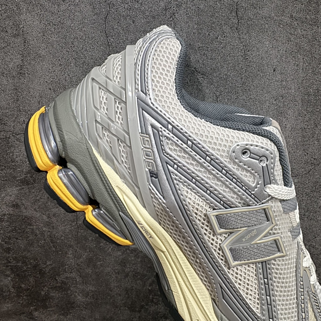 图片[7]-【GS纯原】New Balance1906R 复古休闲跑步鞋老爹鞋 银色 货号：M1906RRDn大厂品质 正确组合底n鞋型没得挑 做的很好 细节各方面处理也挺到位n这是个好版本 价格良心不杀猪‼️n采用轻质牛剖革拼接透气网眼衬垫织物鞋面材质nT-Beam大底提供足步弓支撑，保持步态稳定n后跟搭载外露缓震胶 鞋身整体以各种深浅不一的灰色覆盖，鞋头以淡蓝色调装饰，网眼衬垫通过不规律的色块实现做旧的美感，泛黄的鞋底更是进一步增添了复古气息。 尺码：36 37 37.5 38 38.5 39.5 40 40.5 41.5 42 42.5 43 44 45 编码：NMGS260280-鞋库