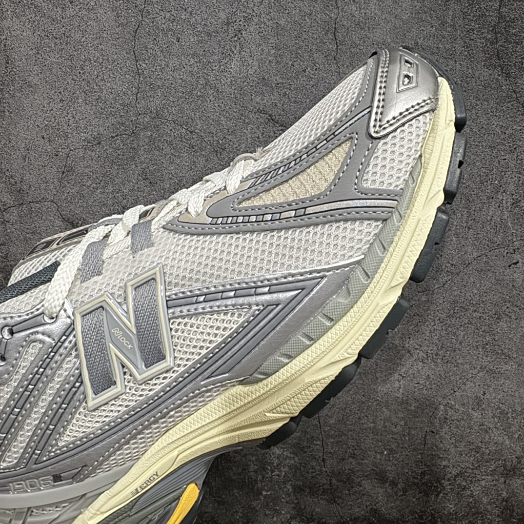 图片[6]-【GS纯原】New Balance1906R 复古休闲跑步鞋老爹鞋 银色 货号：M1906RRDn大厂品质 正确组合底n鞋型没得挑 做的很好 细节各方面处理也挺到位n这是个好版本 价格良心不杀猪‼️n采用轻质牛剖革拼接透气网眼衬垫织物鞋面材质nT-Beam大底提供足步弓支撑，保持步态稳定n后跟搭载外露缓震胶 鞋身整体以各种深浅不一的灰色覆盖，鞋头以淡蓝色调装饰，网眼衬垫通过不规律的色块实现做旧的美感，泛黄的鞋底更是进一步增添了复古气息。 尺码：36 37 37.5 38 38.5 39.5 40 40.5 41.5 42 42.5 43 44 45 编码：NMGS260280-鞋库