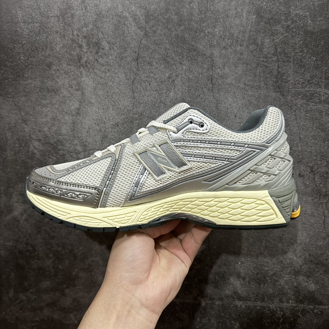 图片[2]-【GS纯原】New Balance1906R 复古休闲跑步鞋老爹鞋 银色 货号：M1906RRDn大厂品质 正确组合底n鞋型没得挑 做的很好 细节各方面处理也挺到位n这是个好版本 价格良心不杀猪‼️n采用轻质牛剖革拼接透气网眼衬垫织物鞋面材质nT-Beam大底提供足步弓支撑，保持步态稳定n后跟搭载外露缓震胶 鞋身整体以各种深浅不一的灰色覆盖，鞋头以淡蓝色调装饰，网眼衬垫通过不规律的色块实现做旧的美感，泛黄的鞋底更是进一步增添了复古气息。 尺码：36 37 37.5 38 38.5 39.5 40 40.5 41.5 42 42.5 43 44 45 编码：NMGS260280-鞋库