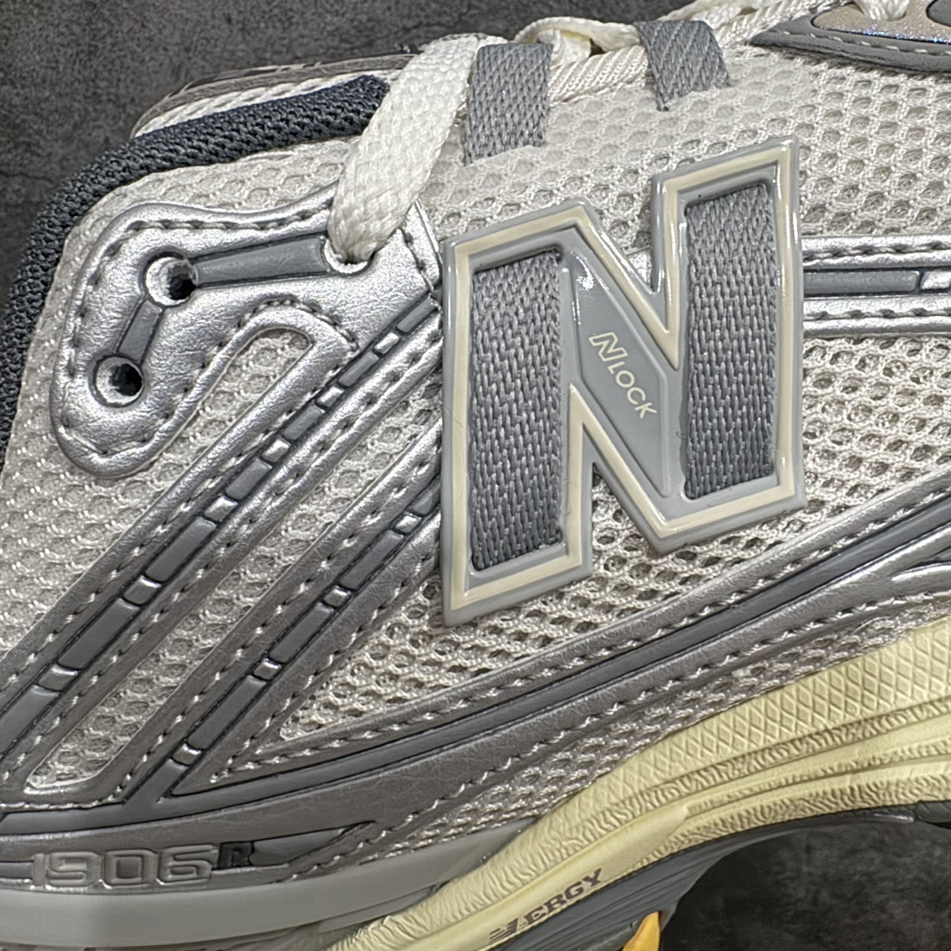 图片[4]-【GS纯原】New Balance1906R 复古休闲跑步鞋老爹鞋 银色 货号：M1906RRDn大厂品质 正确组合底n鞋型没得挑 做的很好 细节各方面处理也挺到位n这是个好版本 价格良心不杀猪‼️n采用轻质牛剖革拼接透气网眼衬垫织物鞋面材质nT-Beam大底提供足步弓支撑，保持步态稳定n后跟搭载外露缓震胶 鞋身整体以各种深浅不一的灰色覆盖，鞋头以淡蓝色调装饰，网眼衬垫通过不规律的色块实现做旧的美感，泛黄的鞋底更是进一步增添了复古气息。 尺码：36 37 37.5 38 38.5 39.5 40 40.5 41.5 42 42.5 43 44 45 编码：NMGS260280-鞋库