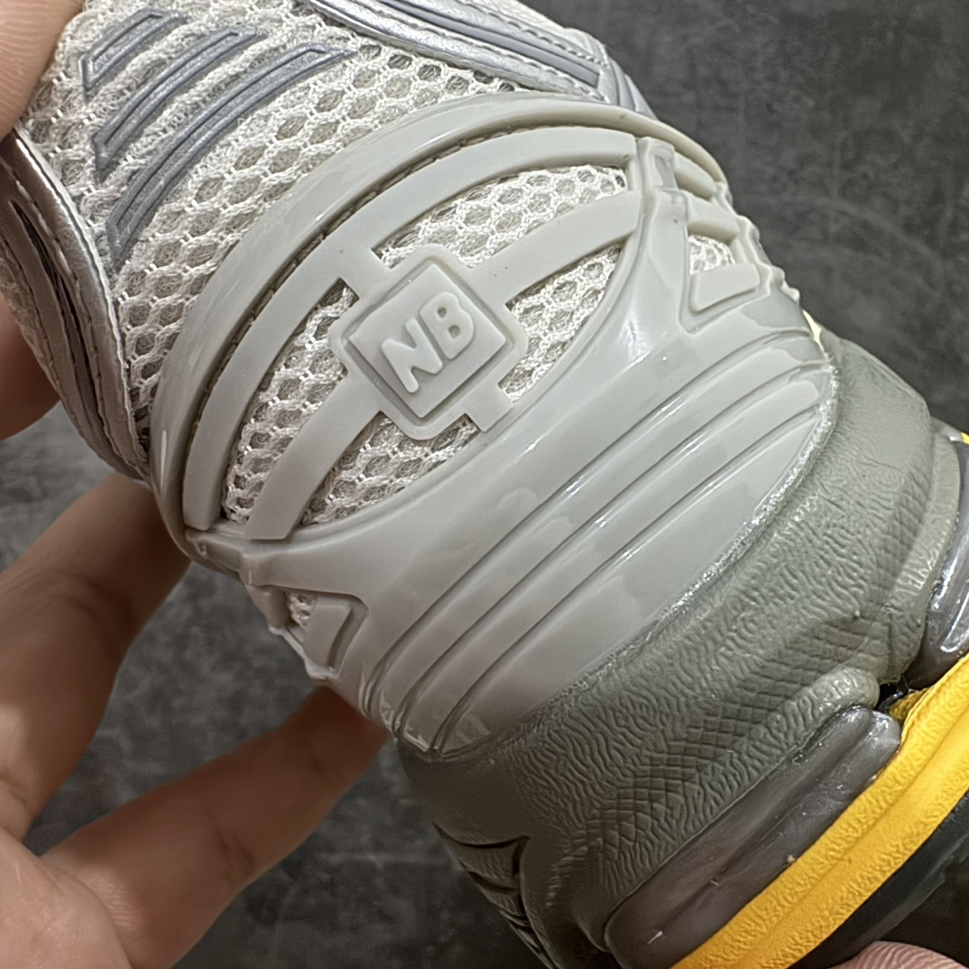 图片[2]-【GS纯原】New Balance1906R 复古休闲跑步鞋老爹鞋 银色 货号：M1906RRDn大厂品质 正确组合底n鞋型没得挑 做的很好 细节各方面处理也挺到位n这是个好版本 价格良心不杀猪‼️n采用轻质牛剖革拼接透气网眼衬垫织物鞋面材质nT-Beam大底提供足步弓支撑，保持步态稳定n后跟搭载外露缓震胶 鞋身整体以各种深浅不一的灰色覆盖，鞋头以淡蓝色调装饰，网眼衬垫通过不规律的色块实现做旧的美感，泛黄的鞋底更是进一步增添了复古气息。 尺码：36 37 37.5 38 38.5 39.5 40 40.5 41.5 42 42.5 43 44 45 编码：NMGS260280-鞋库