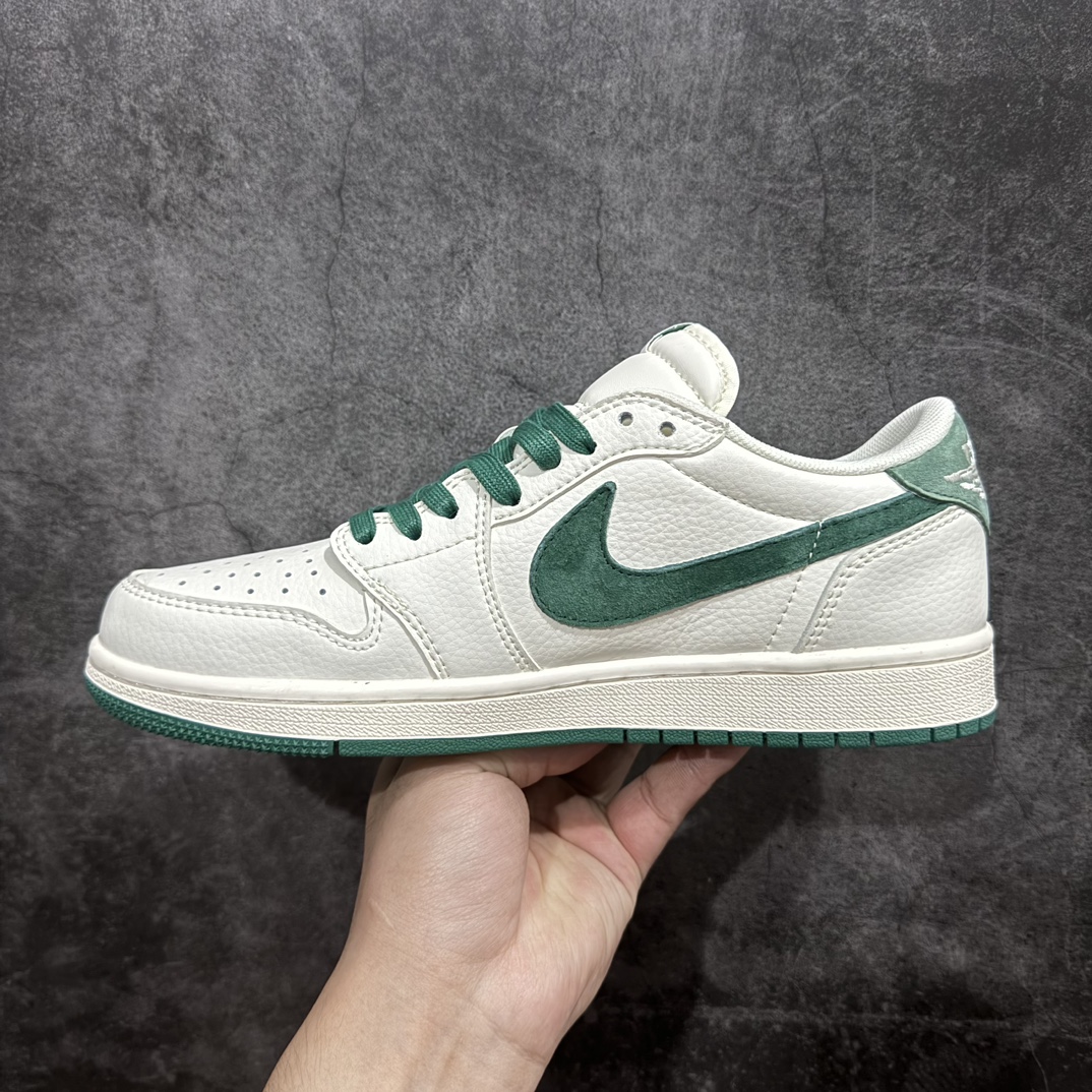 图片[2]-【定制版】Travis Scott x Fragment Design x Air Jordan 1 Low OG SP AJ1 乔1 纪梵希联名-米白深绿翻毛 低帮文化休闲板鞋 LX1988-107rn#多方联名合作融合了Travis Scott 独特的音乐风格，藤原浩个性的设计风格以及Jordan品牌的经典元素 使其成为一双具有独特身份和价值的鞋子 清新而立体的外观加上联名标识更突出了其独特身份 这种配色方案显示出活力和时尚感 在视觉上引人注目  鞋身的质感和细腻的细节处理使其显得高端而格调十足  这款“倒钩”联名是设计与创意完美结合  融合多方的个性风格是一款备受瞩目的潮流鞋款r 尺码：36 36.5 37.5 38 38.5 39 40 40.5 41 42 42.5 43 44 44.5 45  编码：HXS320340-鞋库