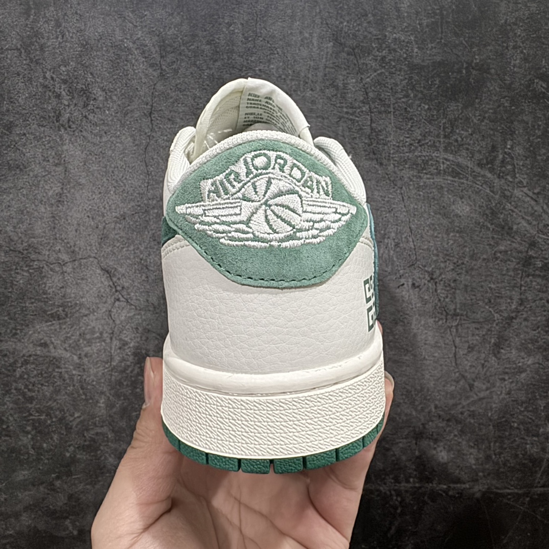 图片[4]-【定制版】Travis Scott x Fragment Design x Air Jordan 1 Low OG SP AJ1 乔1 纪梵希联名-米白深绿翻毛 低帮文化休闲板鞋 LX1988-107rn#多方联名合作融合了Travis Scott 独特的音乐风格，藤原浩个性的设计风格以及Jordan品牌的经典元素 使其成为一双具有独特身份和价值的鞋子 清新而立体的外观加上联名标识更突出了其独特身份 这种配色方案显示出活力和时尚感 在视觉上引人注目  鞋身的质感和细腻的细节处理使其显得高端而格调十足  这款“倒钩”联名是设计与创意完美结合  融合多方的个性风格是一款备受瞩目的潮流鞋款r 尺码：36 36.5 37.5 38 38.5 39 40 40.5 41 42 42.5 43 44 44.5 45  编码：HXS320340-鞋库