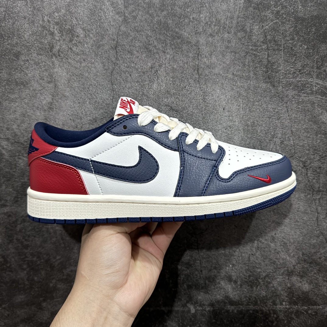 【K版】公司级Air Jordan 1 Low OG \”Howard University\” AJ1 乔1霍华德大学 低帮文化休闲板鞋型号 HQ2993-100#鞋身整体以皮革材质覆盖，配色方面以白色为底，搭配蓝色鞋头、Swoosh以及红色后跟呈现。标志性的球队Logo则以Nike字样替代。 尺码：36 36.5 37.5 38 38.5 39 40 40.5 41 42 42.5 43 44 44.5 45 46 编码：LDS230350-鞋库