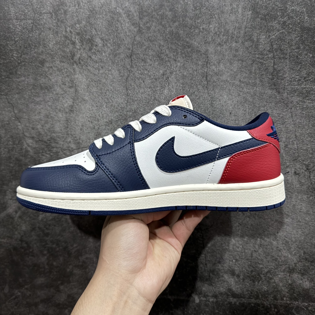 图片[2]-【K版】公司级Air Jordan 1 Low OG \”Howard University\” AJ1 乔1霍华德大学 低帮文化休闲板鞋型号 HQ2993-100#鞋身整体以皮革材质覆盖，配色方面以白色为底，搭配蓝色鞋头、Swoosh以及红色后跟呈现。标志性的球队Logo则以Nike字样替代。 尺码：36 36.5 37.5 38 38.5 39 40 40.5 41 42 42.5 43 44 44.5 45 46 编码：LDS230350-鞋库