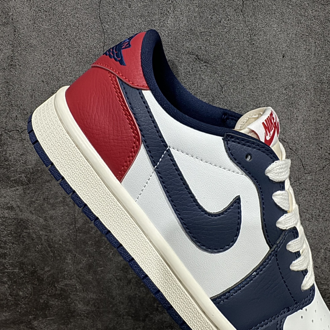 图片[7]-【K版】公司级Air Jordan 1 Low OG \”Howard University\” AJ1 乔1霍华德大学 低帮文化休闲板鞋型号 HQ2993-100#鞋身整体以皮革材质覆盖，配色方面以白色为底，搭配蓝色鞋头、Swoosh以及红色后跟呈现。标志性的球队Logo则以Nike字样替代。 尺码：36 36.5 37.5 38 38.5 39 40 40.5 41 42 42.5 43 44 44.5 45 46 编码：LDS230350-鞋库