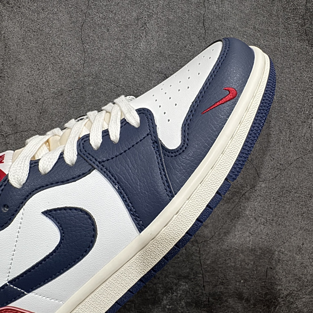 图片[6]-【K版】公司级Air Jordan 1 Low OG \”Howard University\” AJ1 乔1霍华德大学 低帮文化休闲板鞋型号 HQ2993-100#鞋身整体以皮革材质覆盖，配色方面以白色为底，搭配蓝色鞋头、Swoosh以及红色后跟呈现。标志性的球队Logo则以Nike字样替代。 尺码：36 36.5 37.5 38 38.5 39 40 40.5 41 42 42.5 43 44 44.5 45 46 编码：LDS230350-鞋库