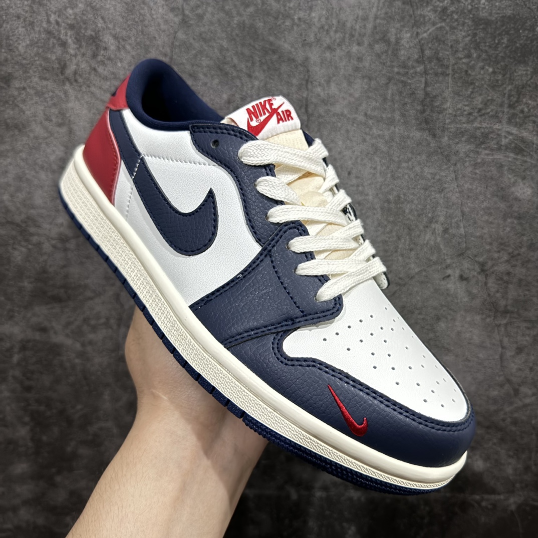 图片[3]-【K版】公司级Air Jordan 1 Low OG \”Howard University\” AJ1 乔1霍华德大学 低帮文化休闲板鞋型号 HQ2993-100#鞋身整体以皮革材质覆盖，配色方面以白色为底，搭配蓝色鞋头、Swoosh以及红色后跟呈现。标志性的球队Logo则以Nike字样替代。 尺码：36 36.5 37.5 38 38.5 39 40 40.5 41 42 42.5 43 44 44.5 45 46 编码：LDS230350-鞋库