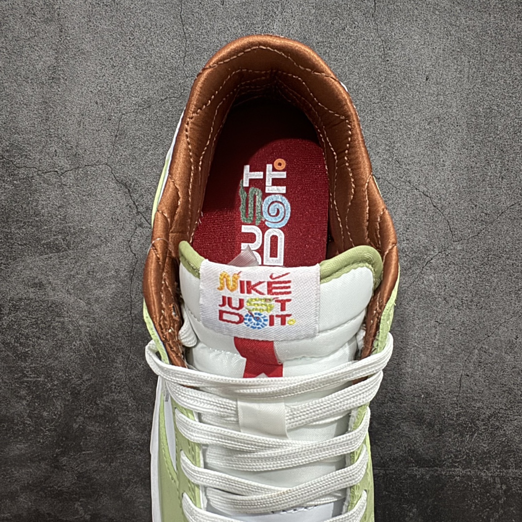 图片[8]-【神版】Nk Dunk Low“Year of the Snake”蛇年主题限定 HV6001-101 鞋身框架部分为浅绿色，鞋头、鞋身等位置为白色，结合生胶外底，整体显得十分的清爽。而丝绒材质的内衬结合特殊的纹理，让鞋款在舒适度和规格上都更加出色。但这双蛇年主题鞋款并不缺乏细节，比如鞋头位置带有Mini Swoosh，鞋侧Swoosh的后半部分也加入了红色的蛇形缝线，鞋舌标签上的很多字母也变幻成了蛇的形象，而且这一图案设计也延续到了鞋垫上。 尺码：36 36.5 37.5 38 38.5 39 40 40.5 41 42 42.5 43 44 44.5 45 46 编码：DZ250270-鞋库