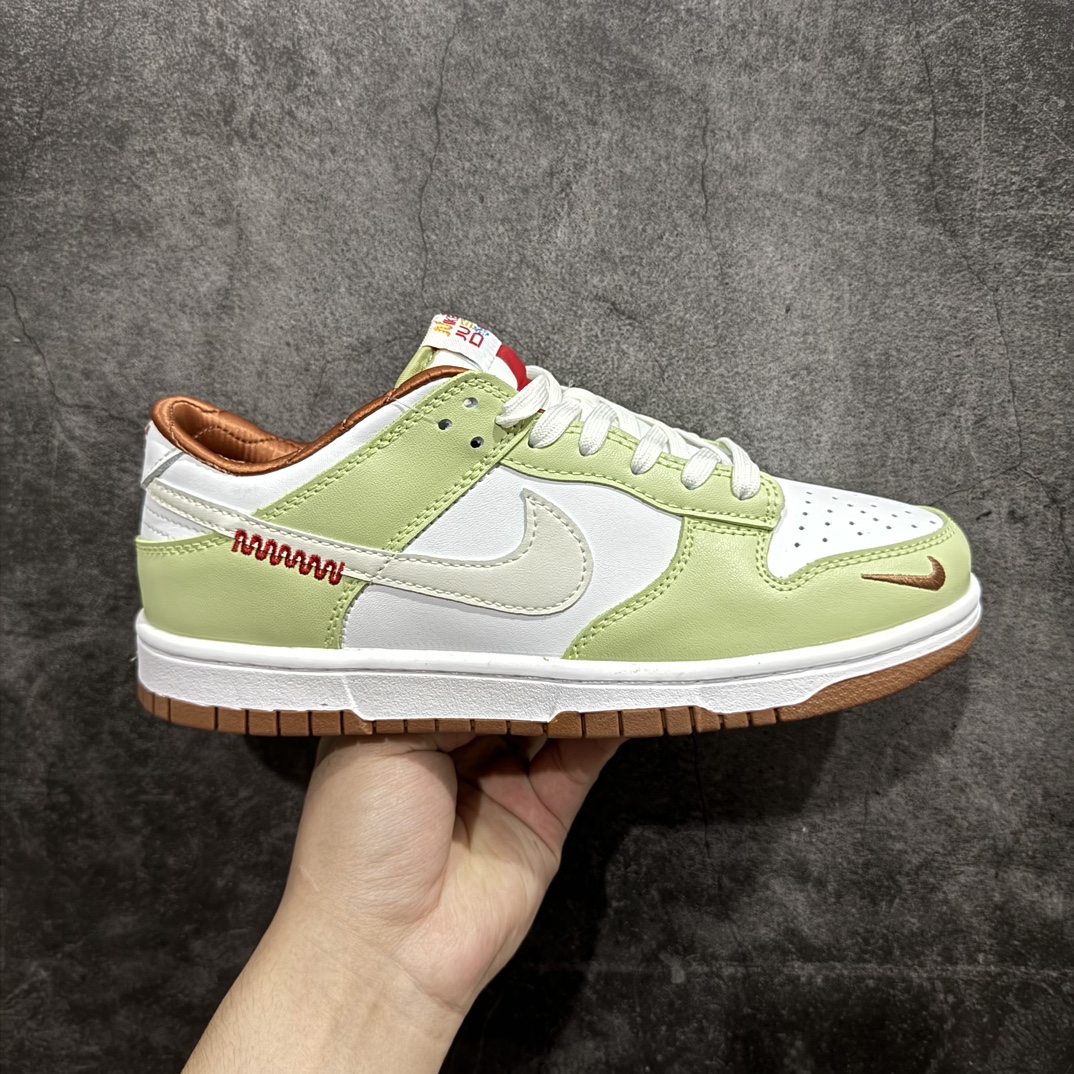 【神版】Nk Dunk Low“Year of the Snake”蛇年主题限定 HV6001-101 鞋身框架部分为浅绿色，鞋头、鞋身等位置为白色，结合生胶外底，整体显得十分的清爽。而丝绒材质的内衬结合特殊的纹理，让鞋款在舒适度和规格上都更加出色。但这双蛇年主题鞋款并不缺乏细节，比如鞋头位置带有Mini Swoosh，鞋侧Swoosh的后半部分也加入了红色的蛇形缝线，鞋舌标签上的很多字母也变幻成了蛇的形象，而且这一图案设计也延续到了鞋垫上。 尺码：36 36.5 37.5 38 38.5 39 40 40.5 41 42 42.5 43 44 44.5 45 46 编码：DZ250270-鞋库